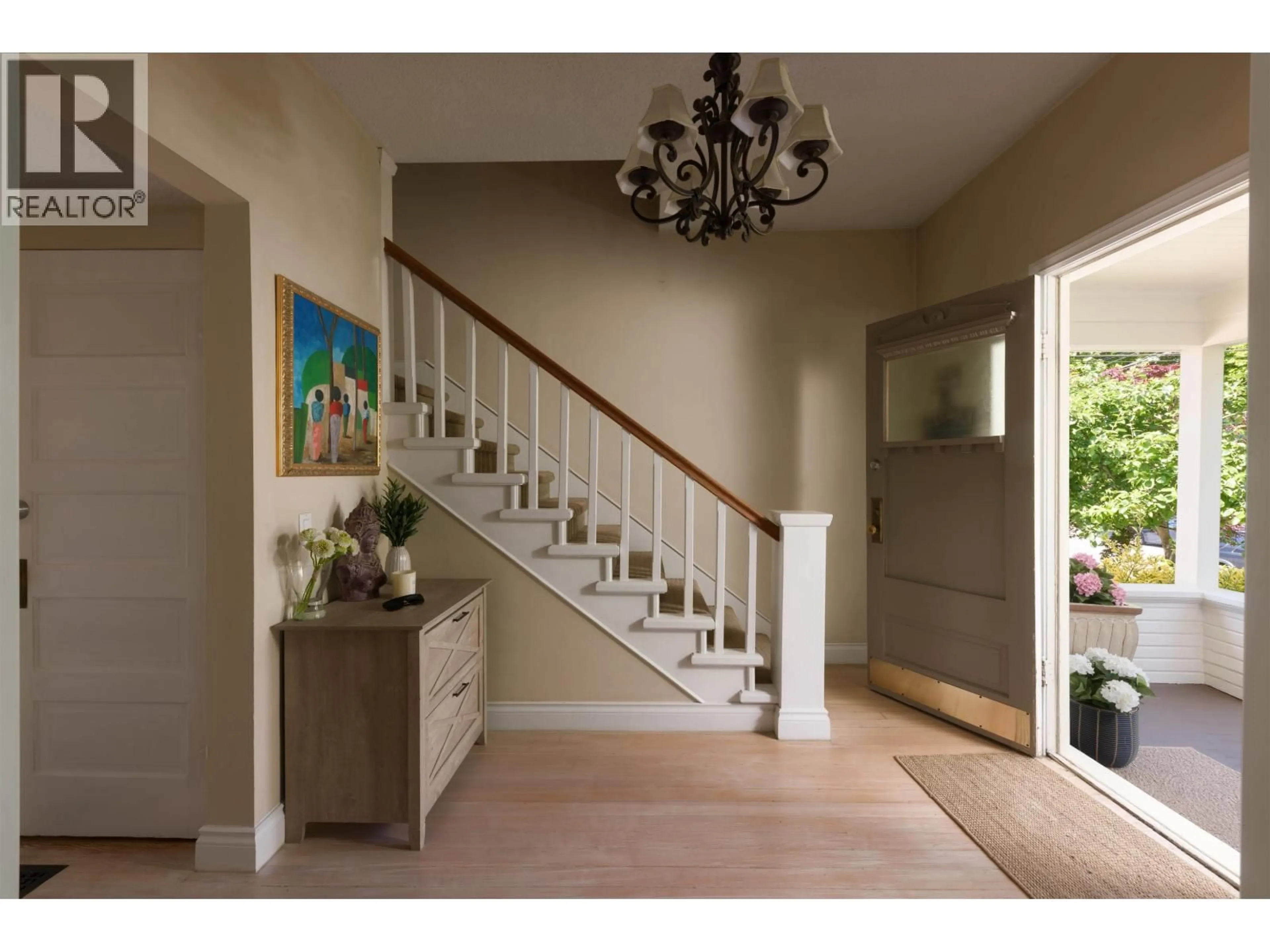 Indoor entryway for 7952 15TH AVENUE, Burnaby British Columbia V3N1X1