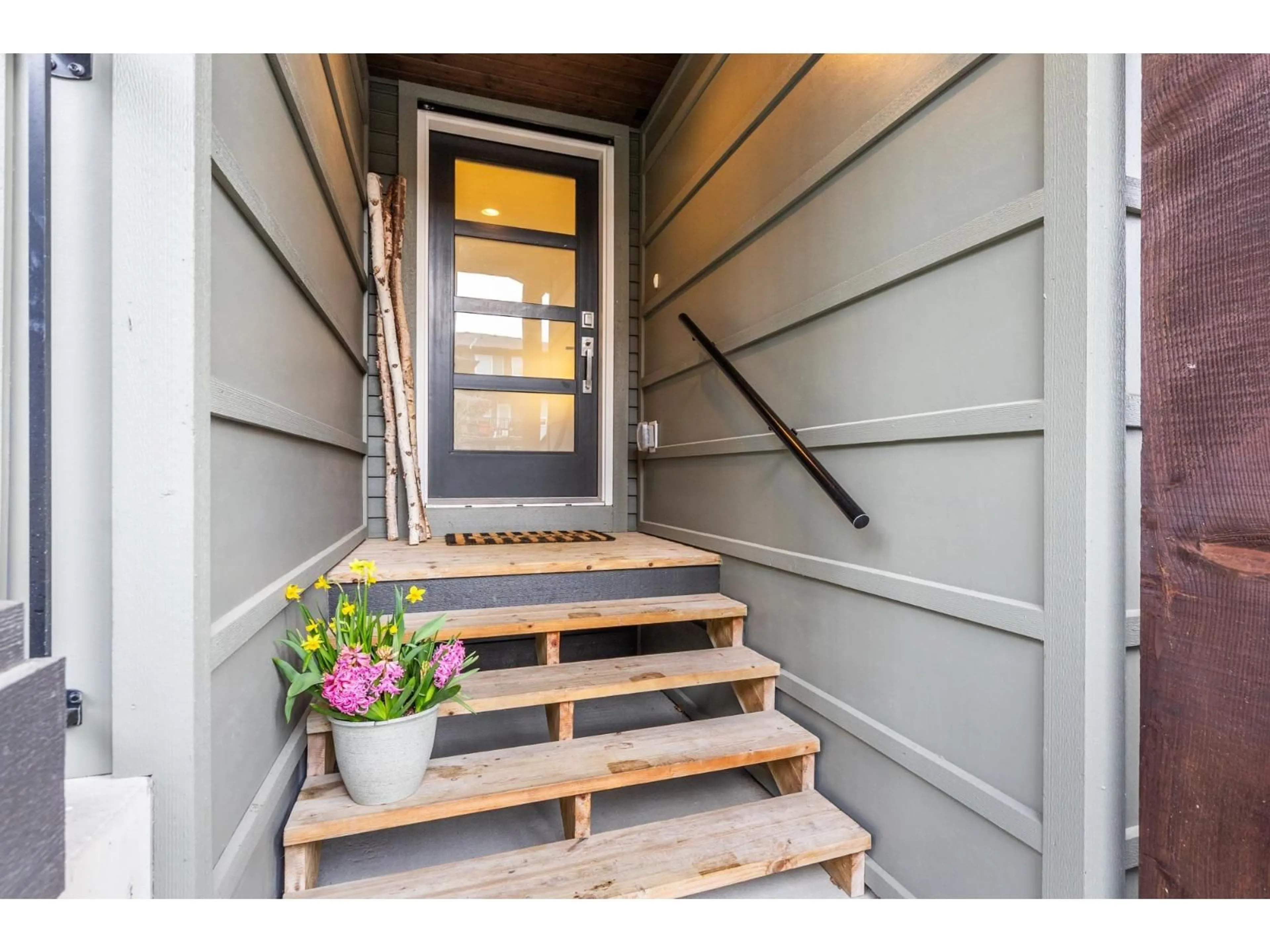 Indoor entryway for 6 - 43680 CHILLIWACK MOUNTAIN ROAD, Chilliwack British Columbia V2R6A6