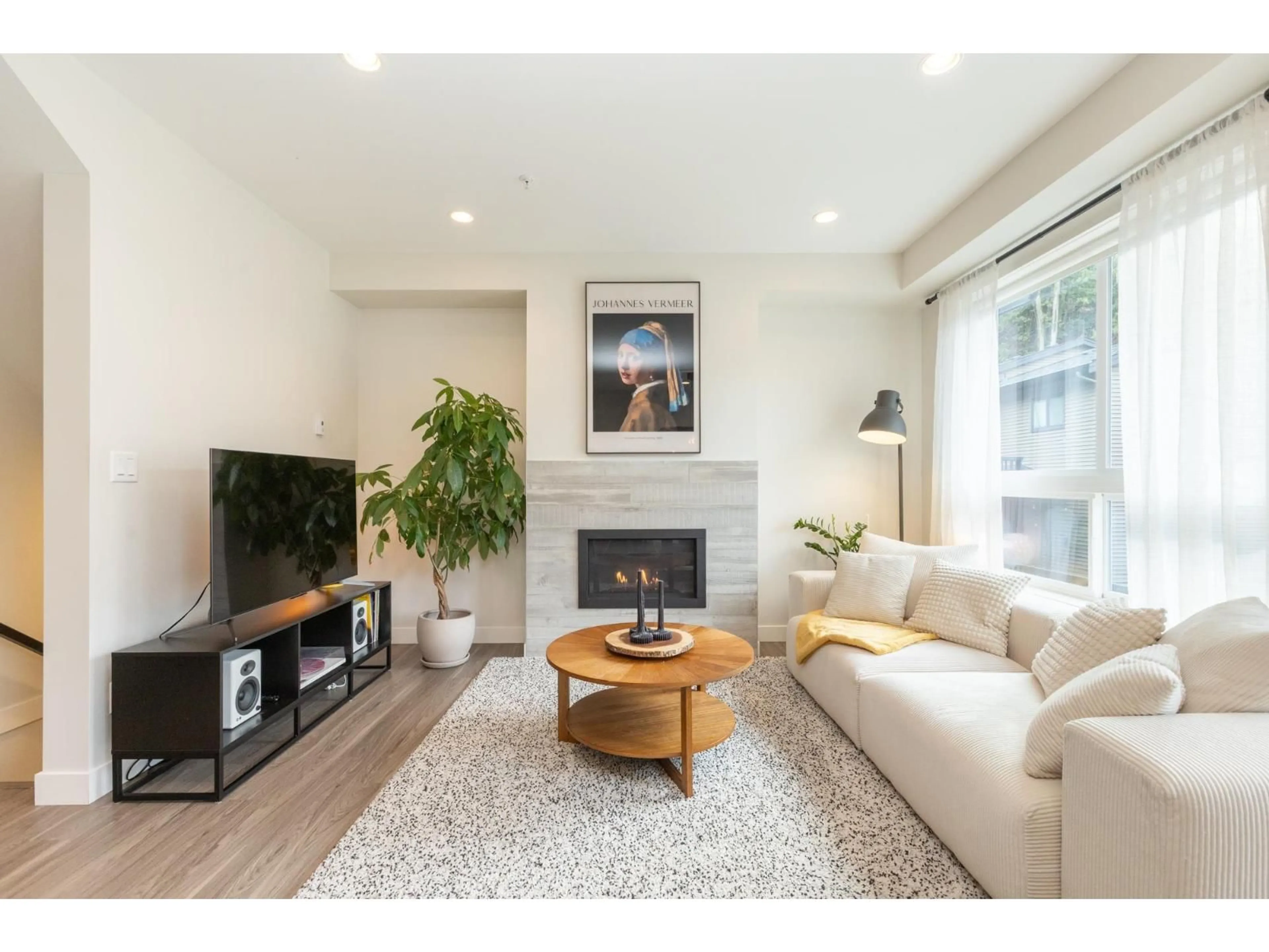 Living room with furniture, wood/laminate floor for 6 - 43680 CHILLIWACK MOUNTAIN ROAD, Chilliwack British Columbia V2R6A6