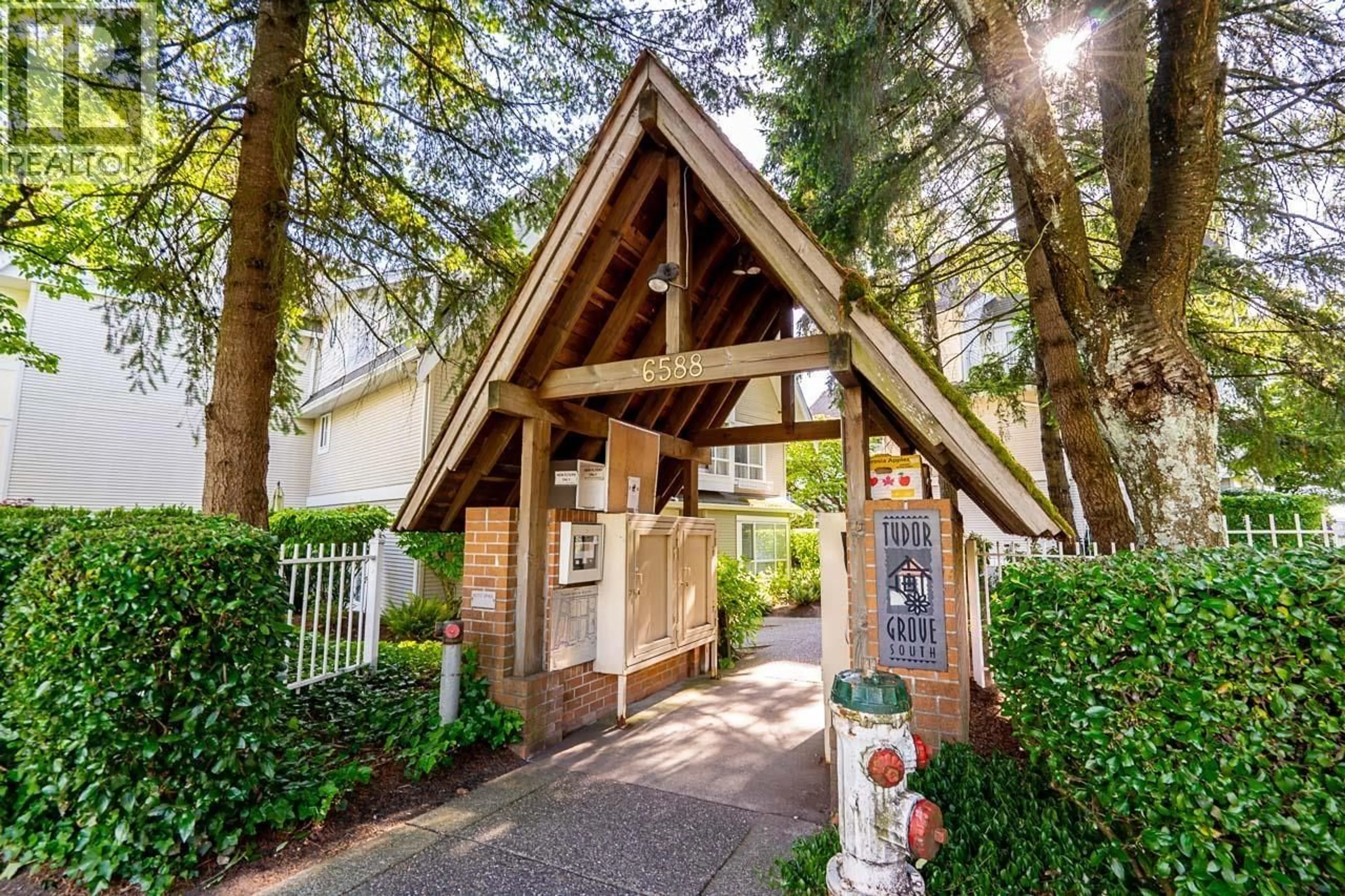 Indoor entryway for 109 - 6588 SOUTHOAKS CRESCENT, Burnaby British Columbia V5E4K1