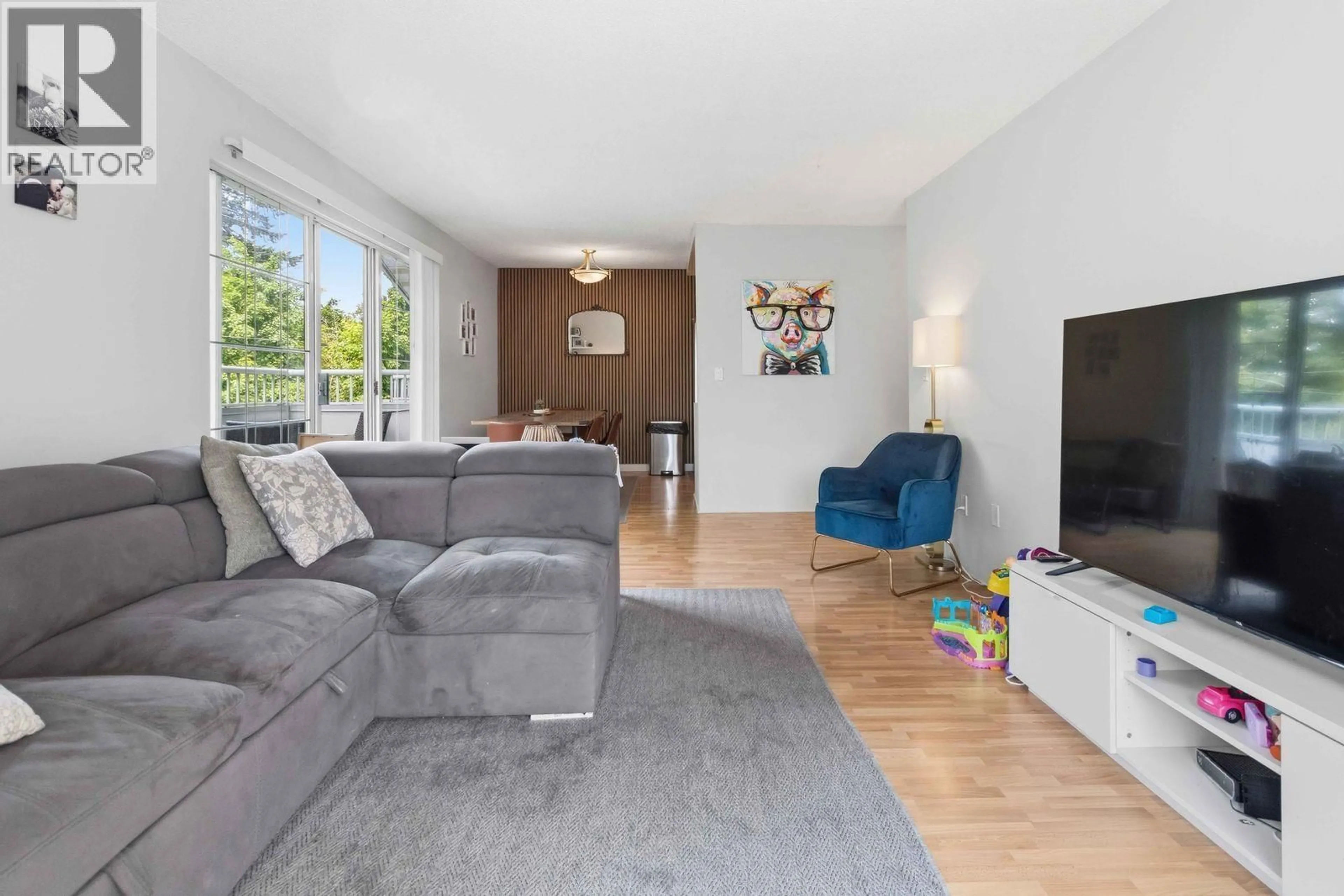 Living room with furniture, unknown for 301 - 707 8TH STREET, New Westminster British Columbia V3M3S6