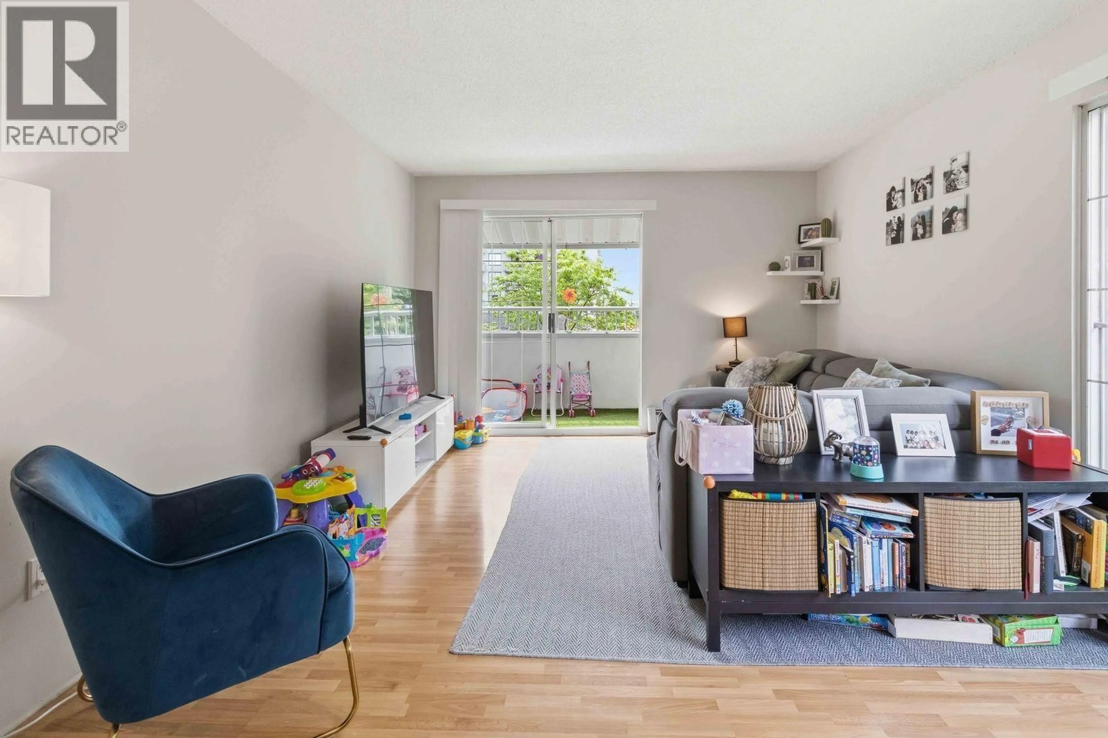 Living room with furniture, unknown for 301 - 707 8TH STREET, New Westminster British Columbia V3M3S6