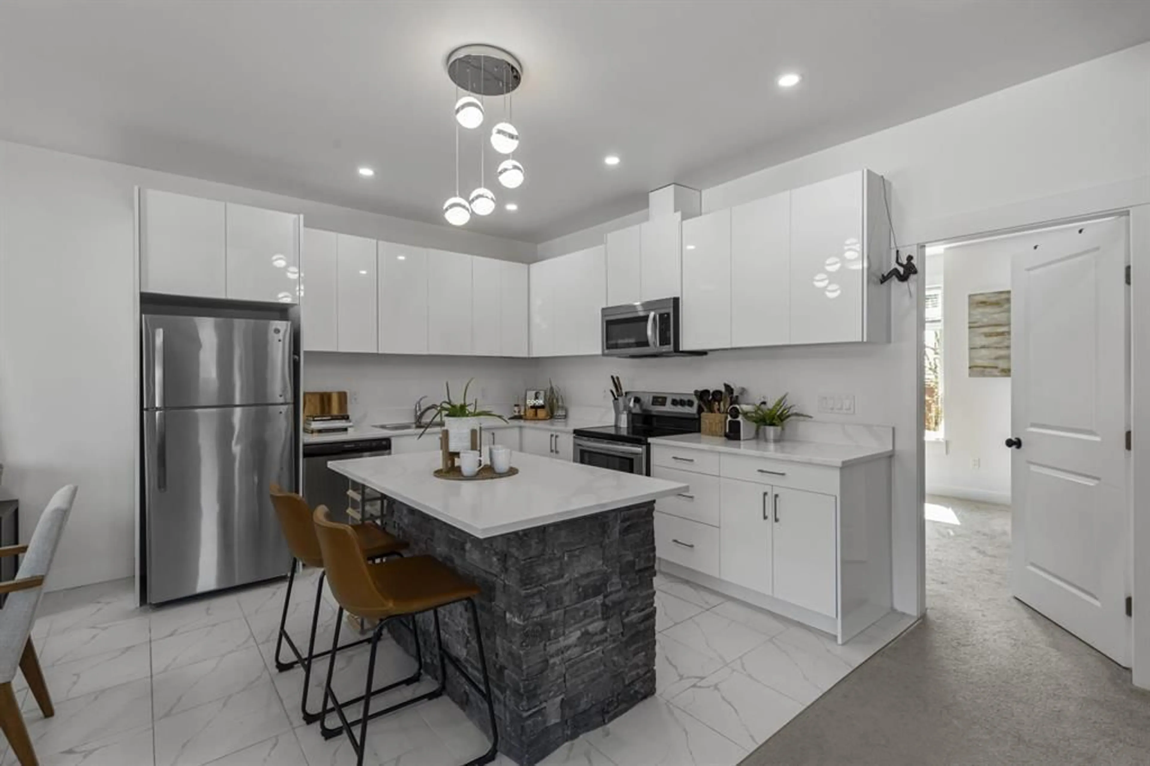 Open concept kitchen, ceramic/tile floor for 1 - 548 PARK STREET, Hope British Columbia V0X1L0