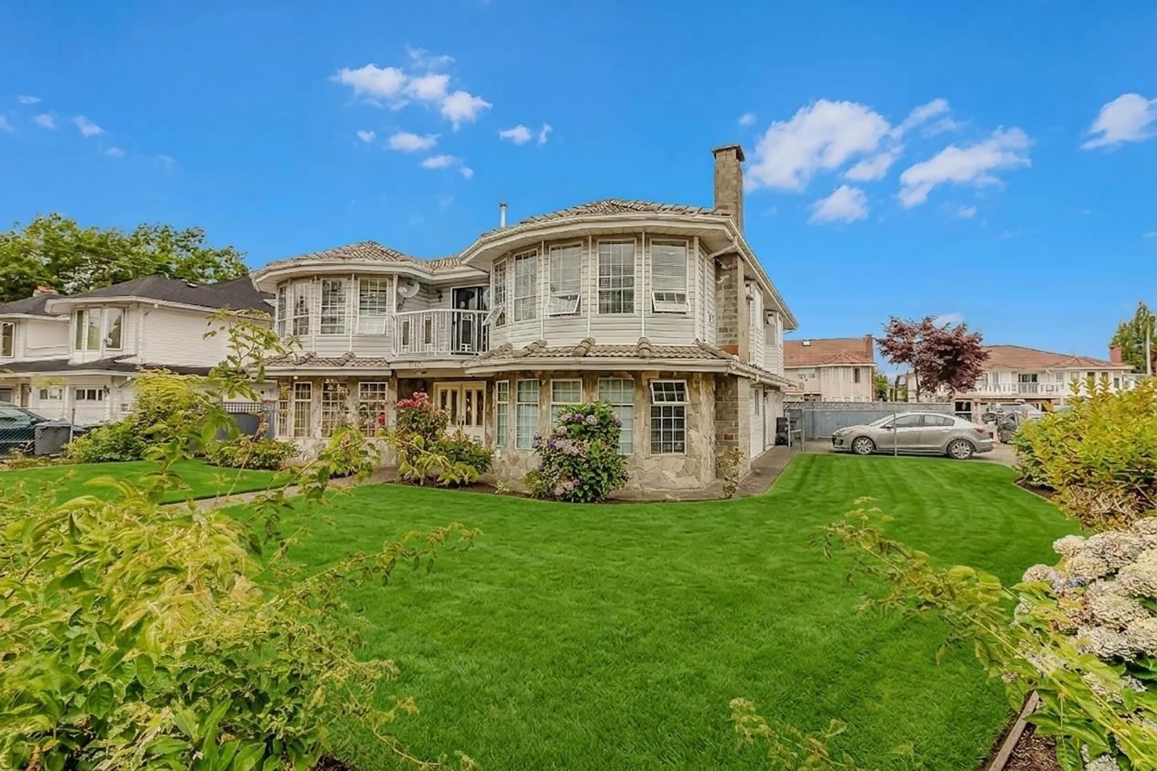 A pic from outside/outdoor area/front of a property/back of a property/a pic from drone, building for 12441 71A AVENUE, Surrey British Columbia V3W0P7