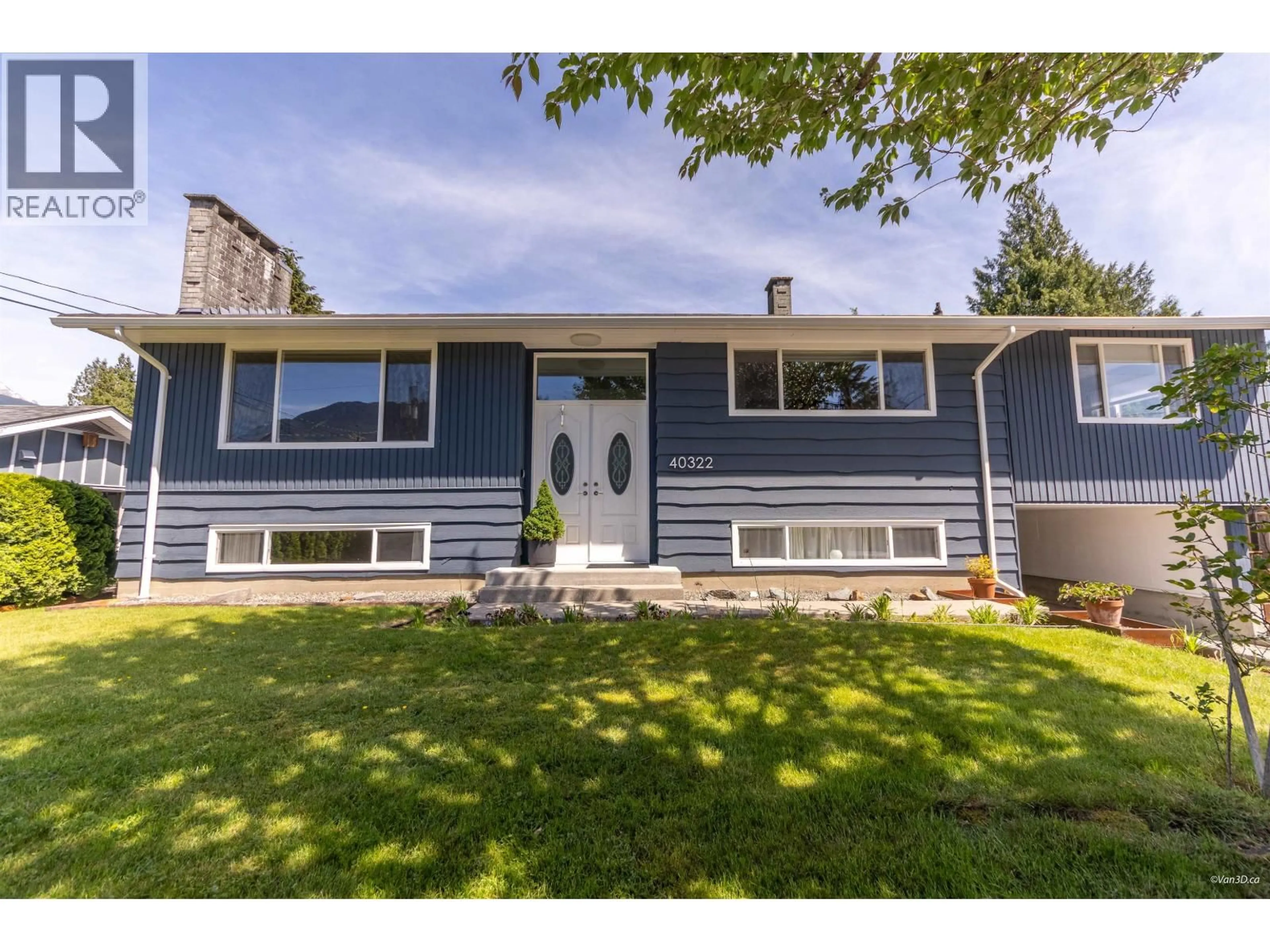 Home with vinyl exterior material, street for 40322 DIAMOND HEAD ROAD, Squamish British Columbia V0N1T0
