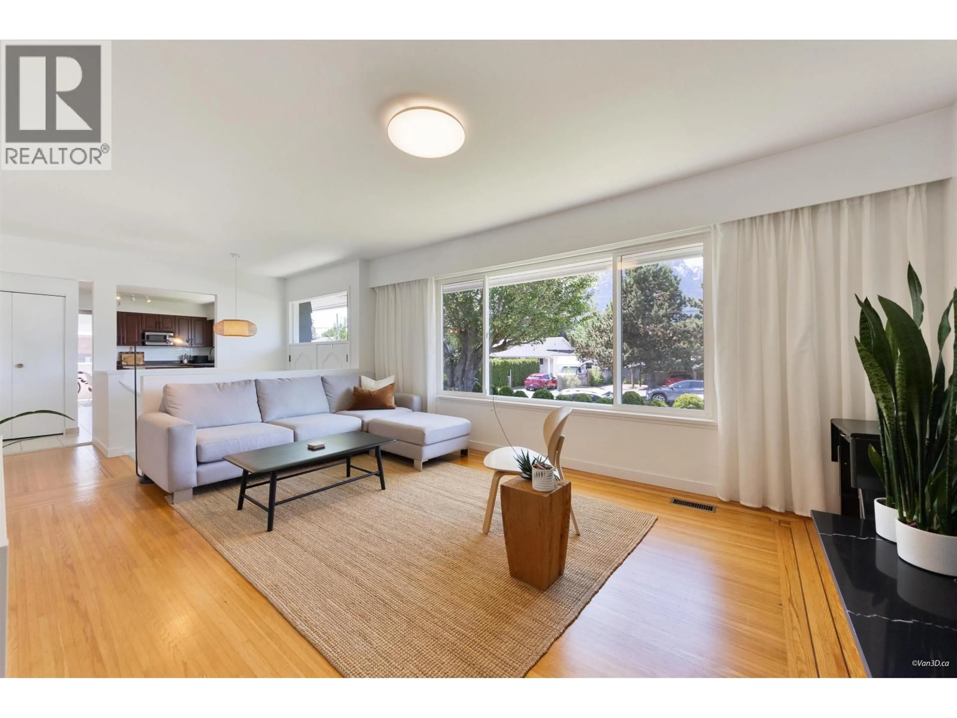 Living room with furniture, wood/laminate floor for 40322 DIAMOND HEAD ROAD, Squamish British Columbia V0N1T0