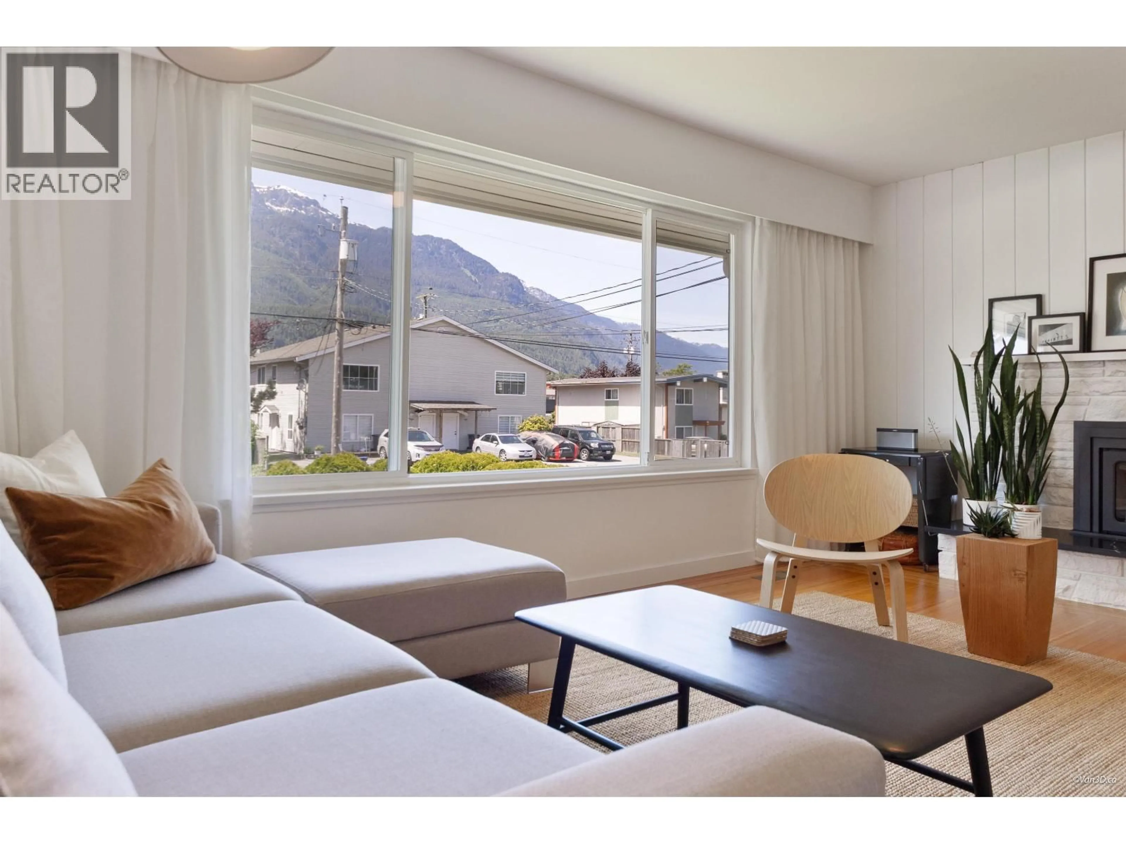 Living room with furniture, unknown for 40322 DIAMOND HEAD ROAD, Squamish British Columbia V0N1T0