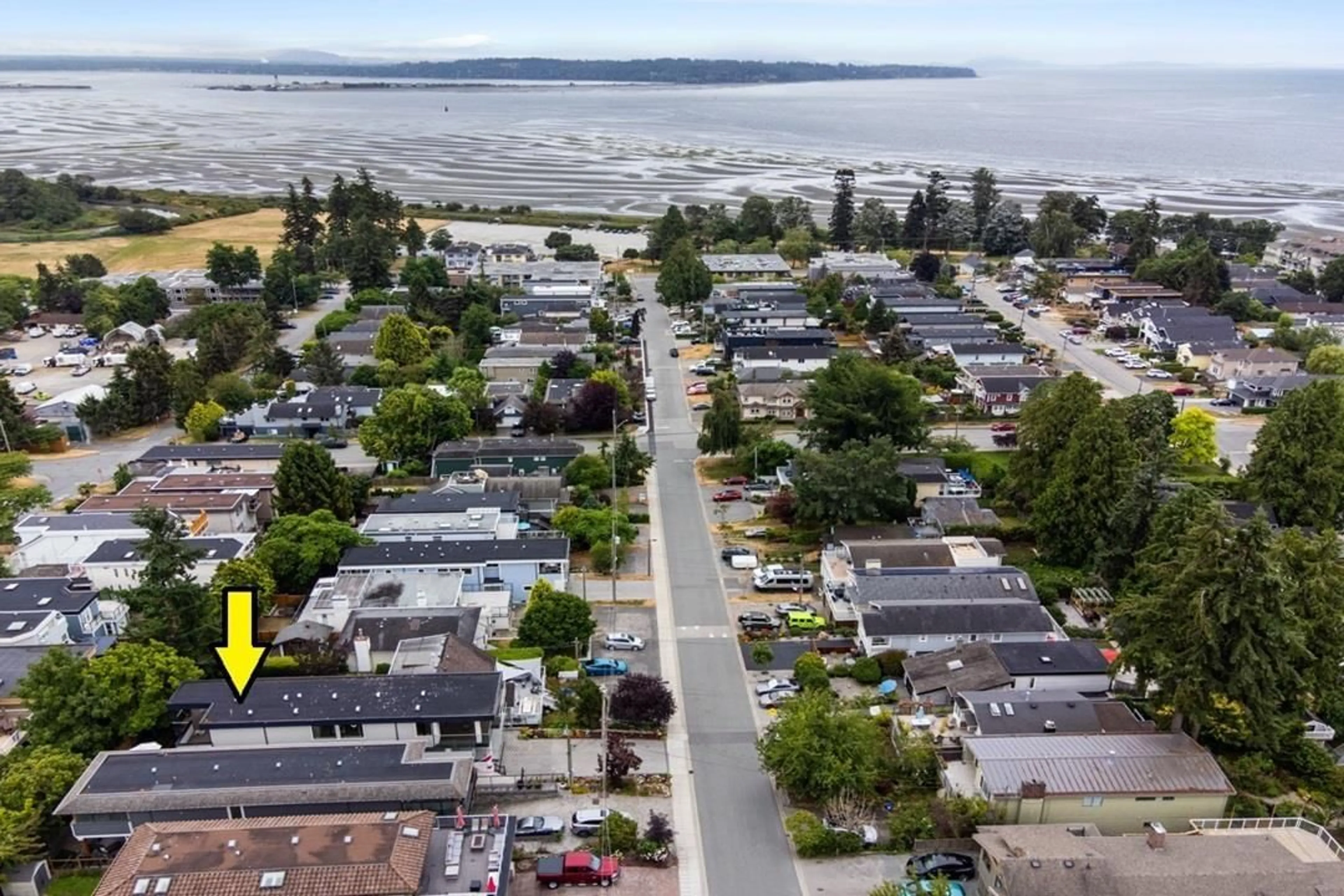 A pic from outside/outdoor area/front of a property/back of a property/a pic from drone, water/lake/river/ocean view for 952 PARKER STREET, White Rock British Columbia V3S8E8