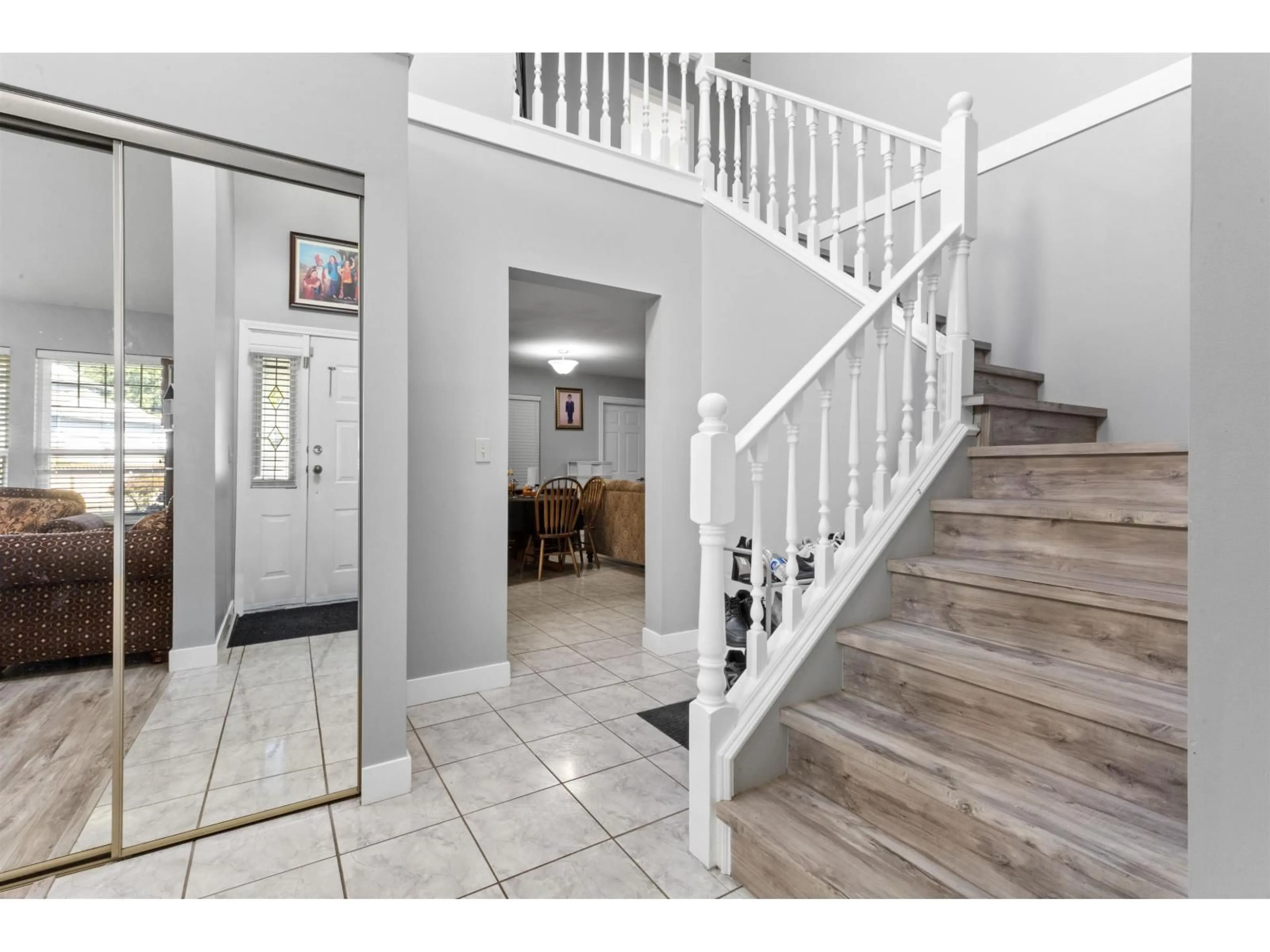 Indoor foyer for 13278 98 AVENUE, Surrey British Columbia V3T5M9