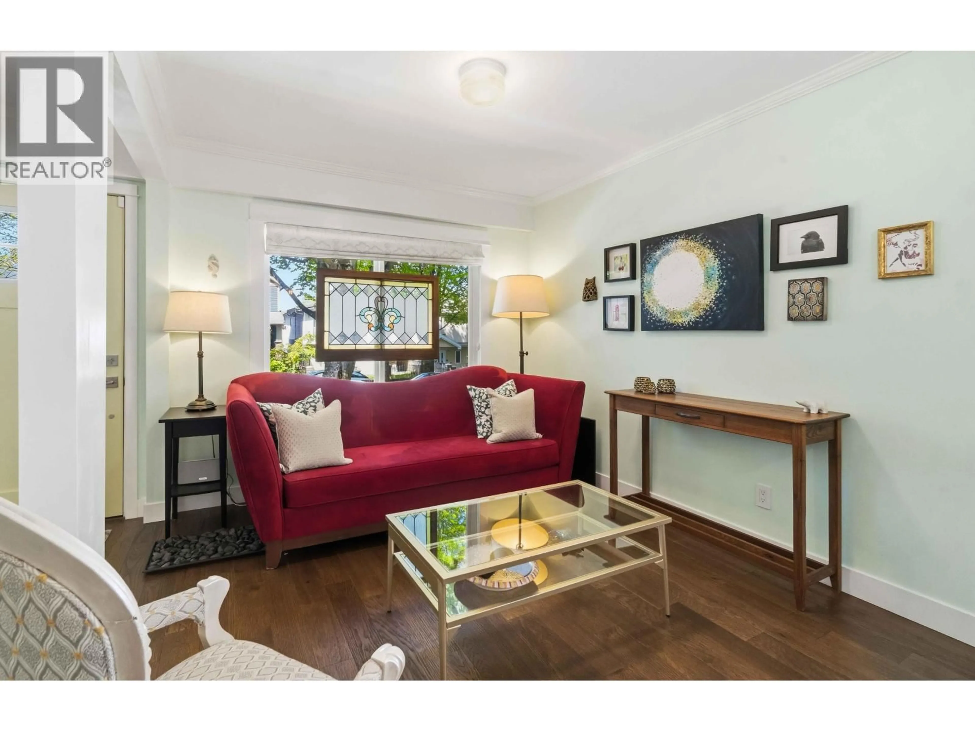 Living room with furniture, wood/laminate floor for 4322 WELWYN STREET, Vancouver British Columbia V5N3Z4