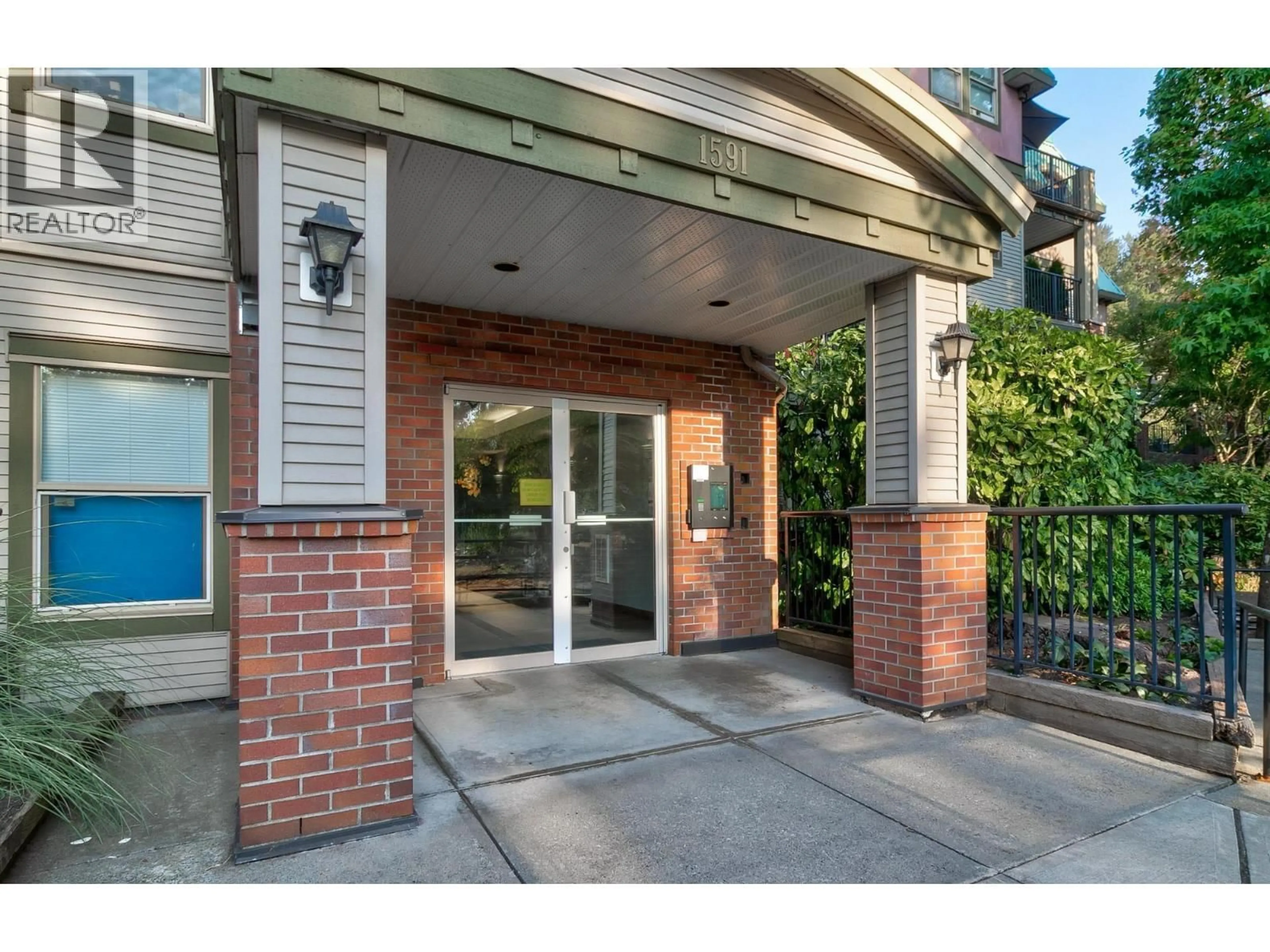 Indoor foyer for 101 - 1591 BOOTH AVENUE, Coquitlam British Columbia V3K1B7