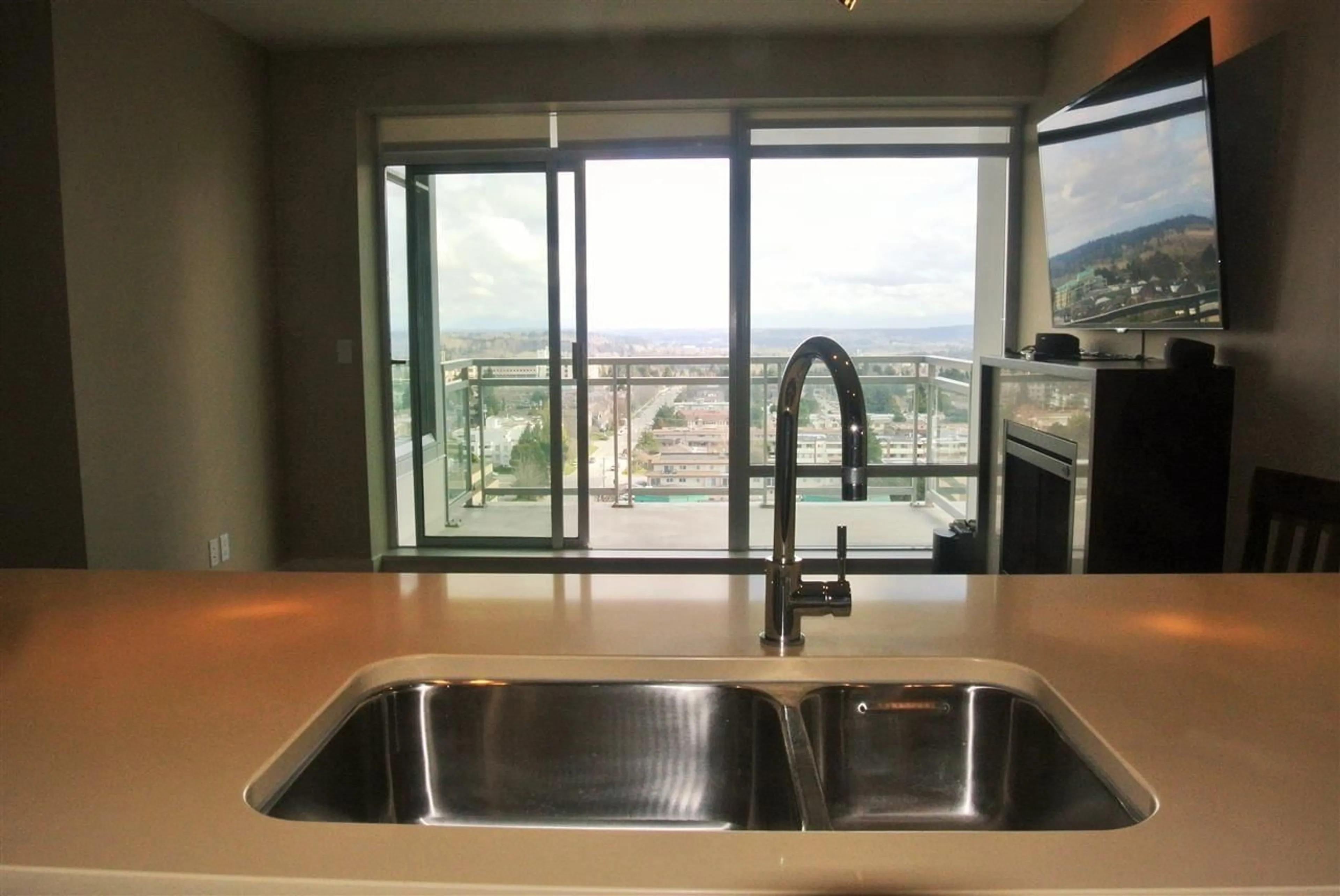 Standard kitchen, unknown for 1407 - 15152 RUSSELL AVENUE, White Rock British Columbia V4B0A3