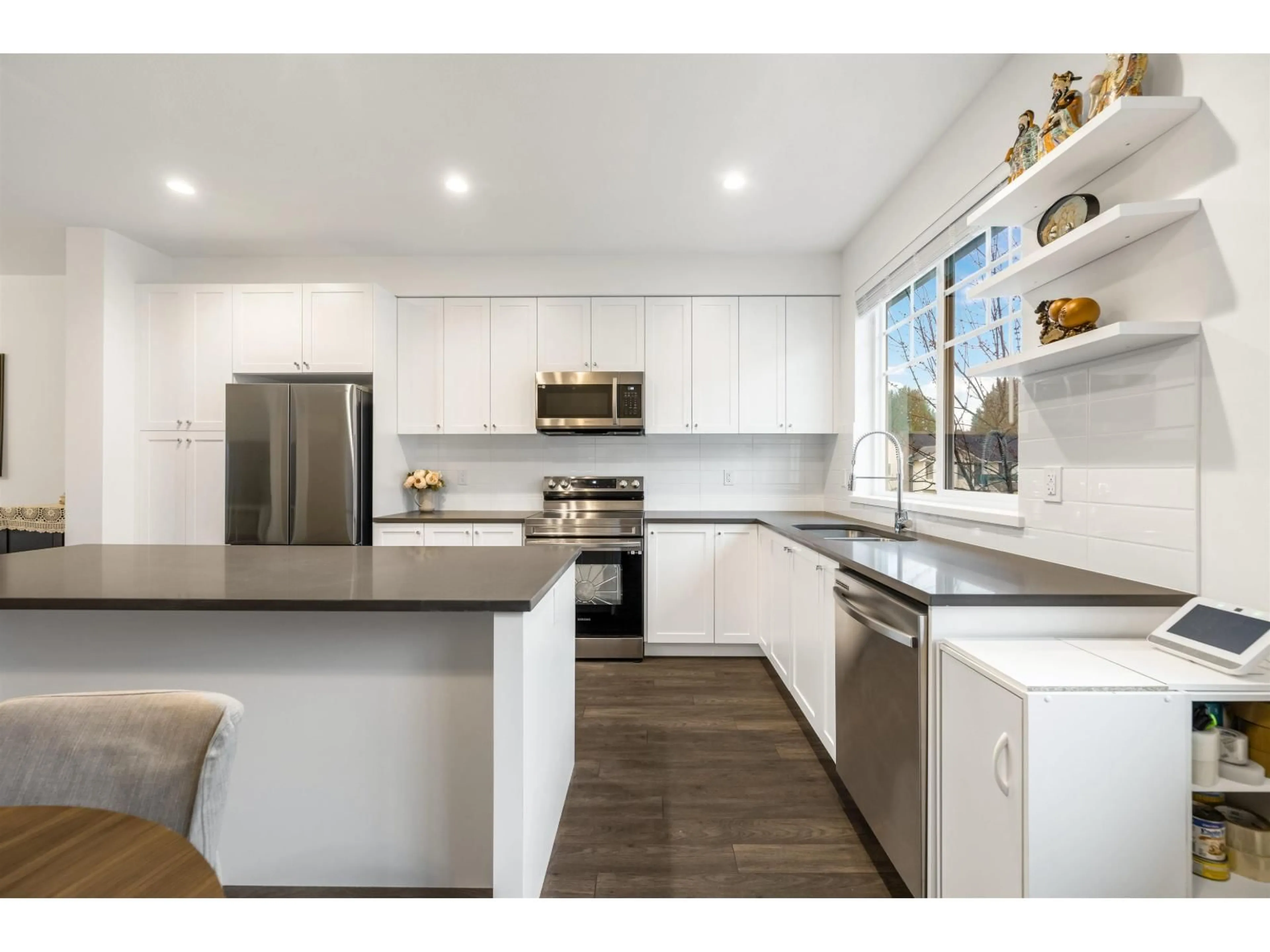 Open concept kitchen, unknown for 60 - 15487 99A AVENUE, Surrey British Columbia V3R0G9