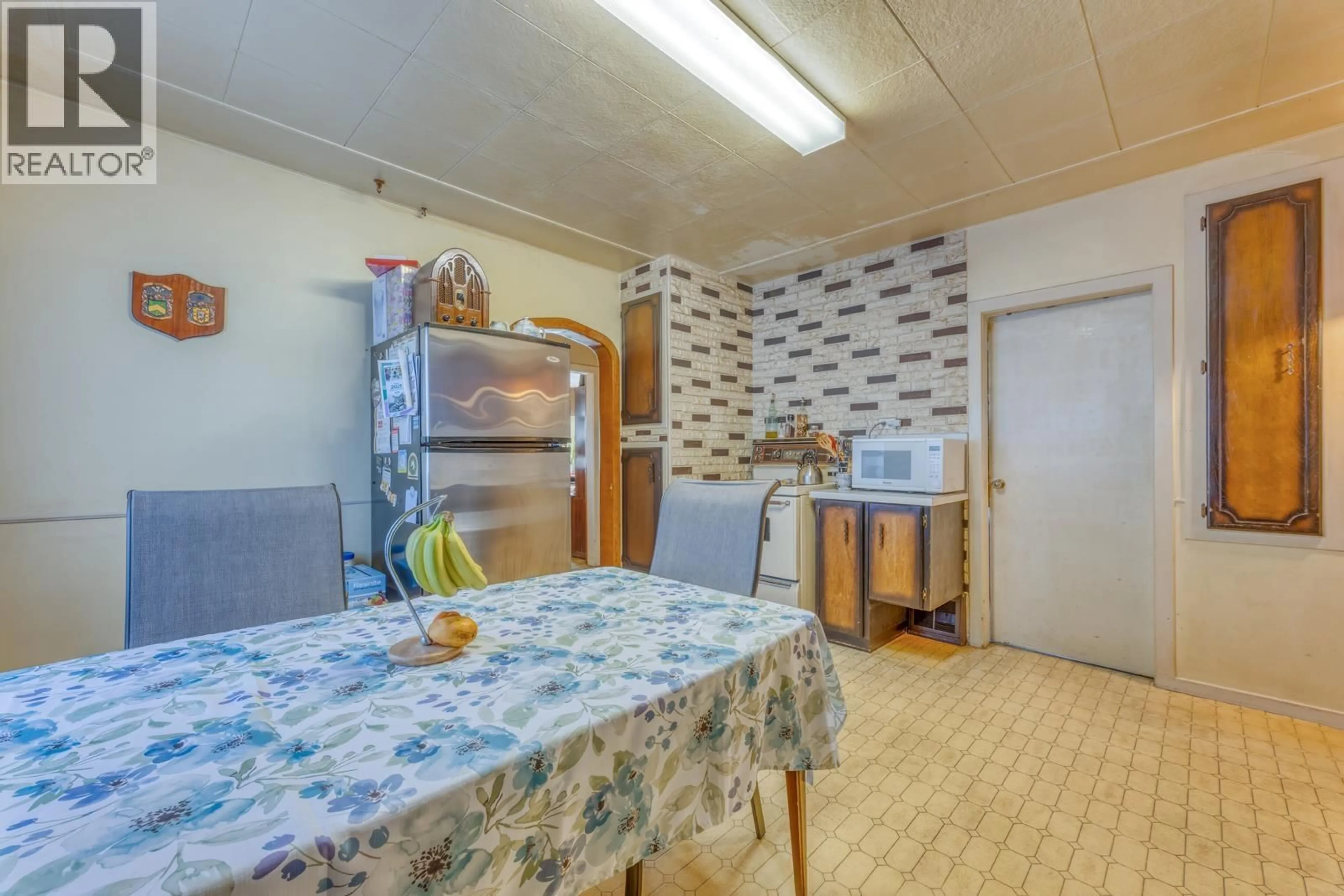 Standard kitchen, unknown for 2323 DUBLIN STREET, New Westminster British Columbia V3M3B3