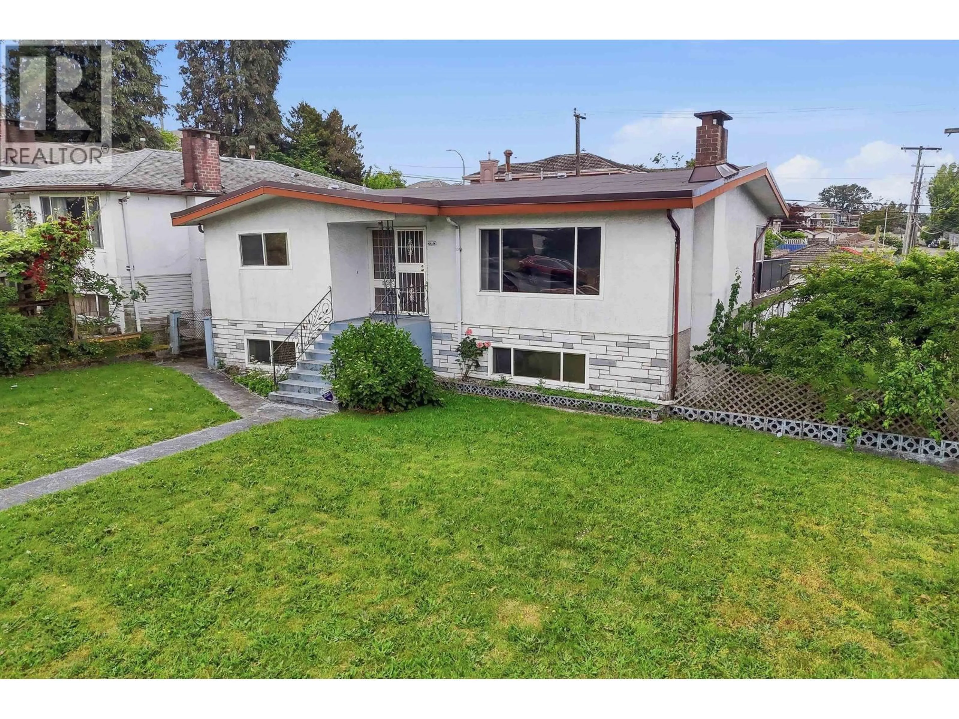 A pic from outside/outdoor area/front of a property/back of a property/a pic from drone, street for 3063 RENFREW STREET, Vancouver British Columbia V5M3K7