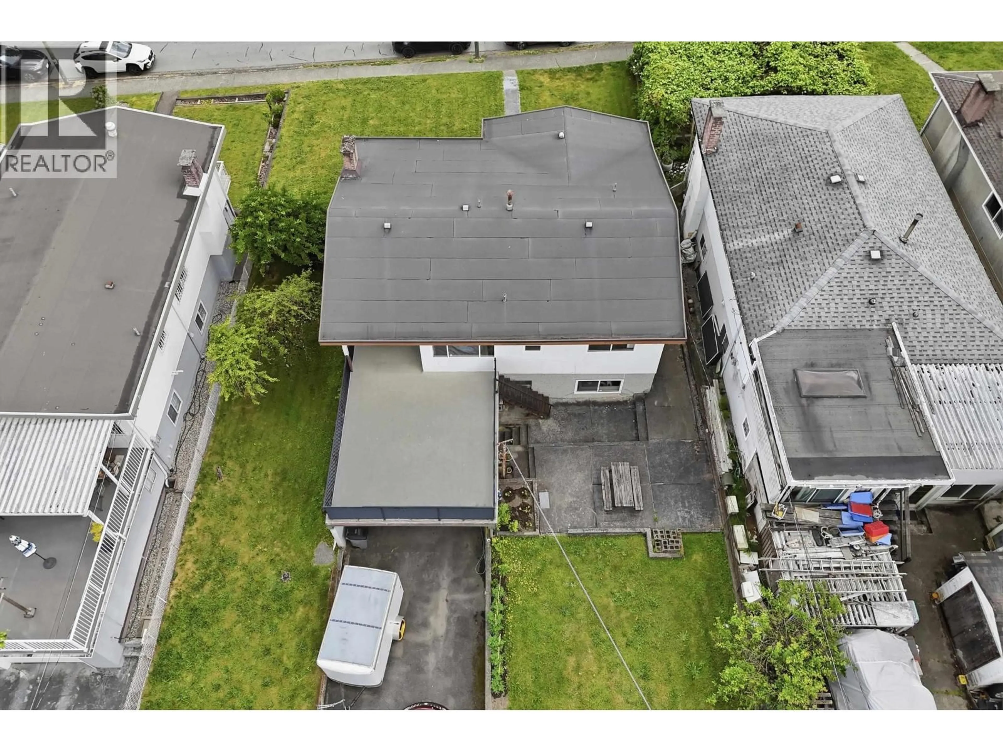 A pic from outside/outdoor area/front of a property/back of a property/a pic from drone, street for 3063 RENFREW STREET, Vancouver British Columbia V5M3K7