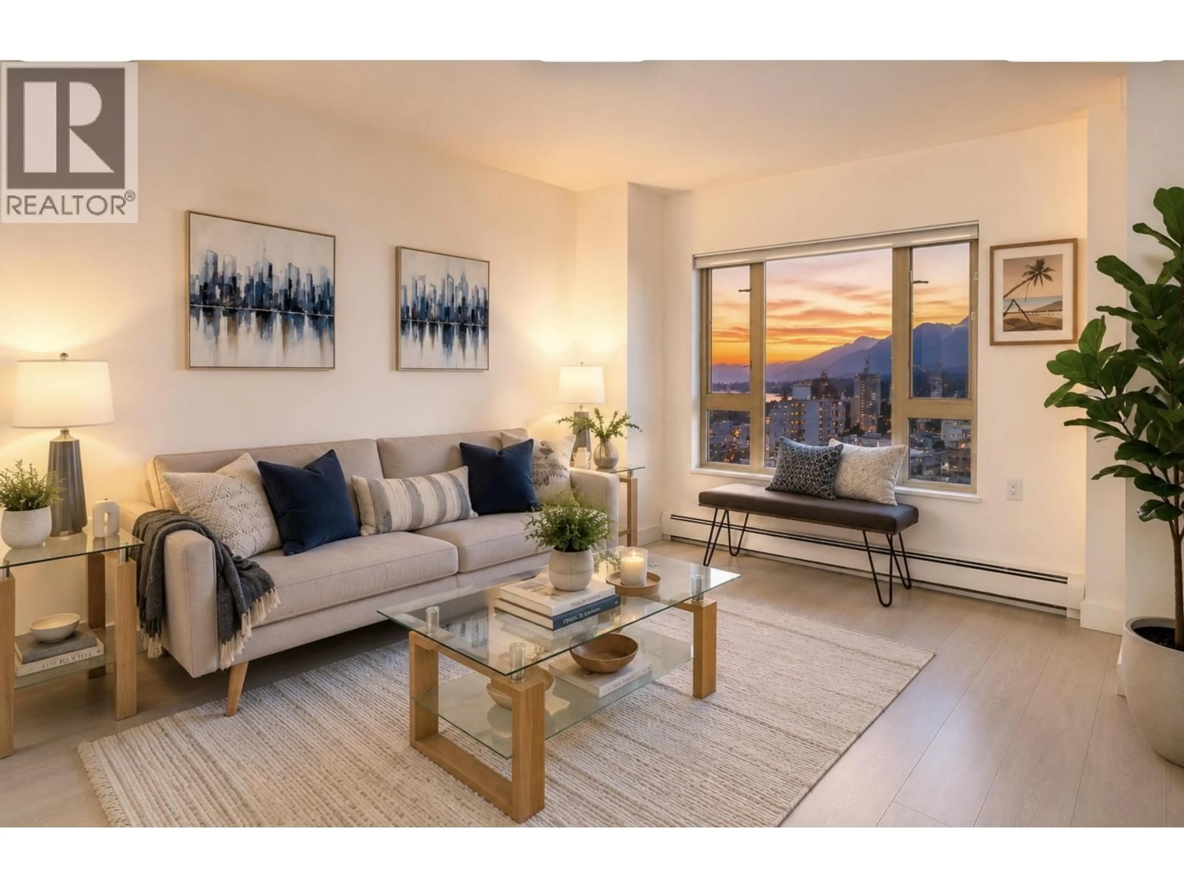 Living room with furniture, unknown for 1604 - 121 15TH STREET, North Vancouver British Columbia V7M1R8