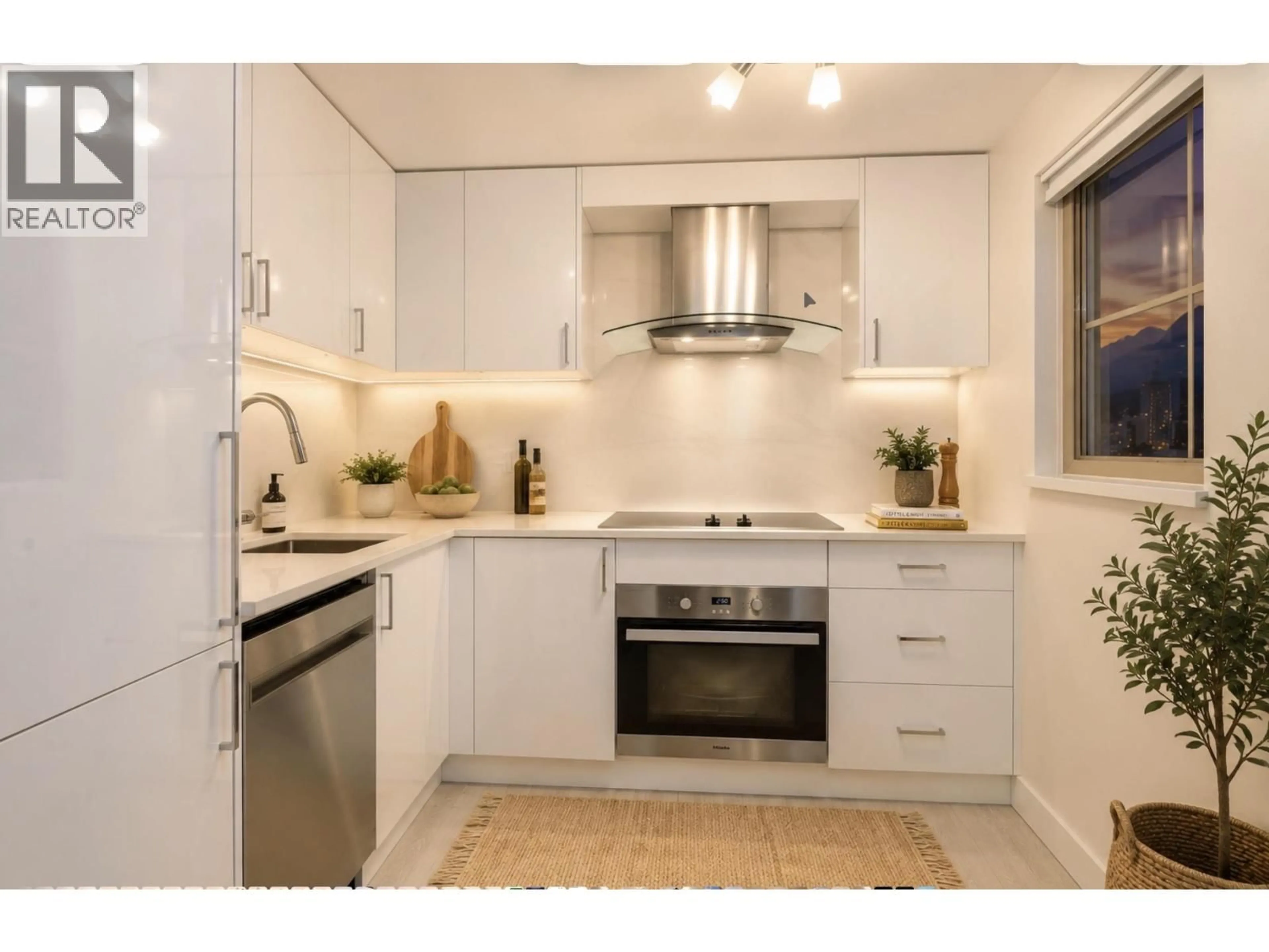 Standard kitchen, ceramic/tile floor for 1604 - 121 15TH STREET, North Vancouver British Columbia V7M1R8