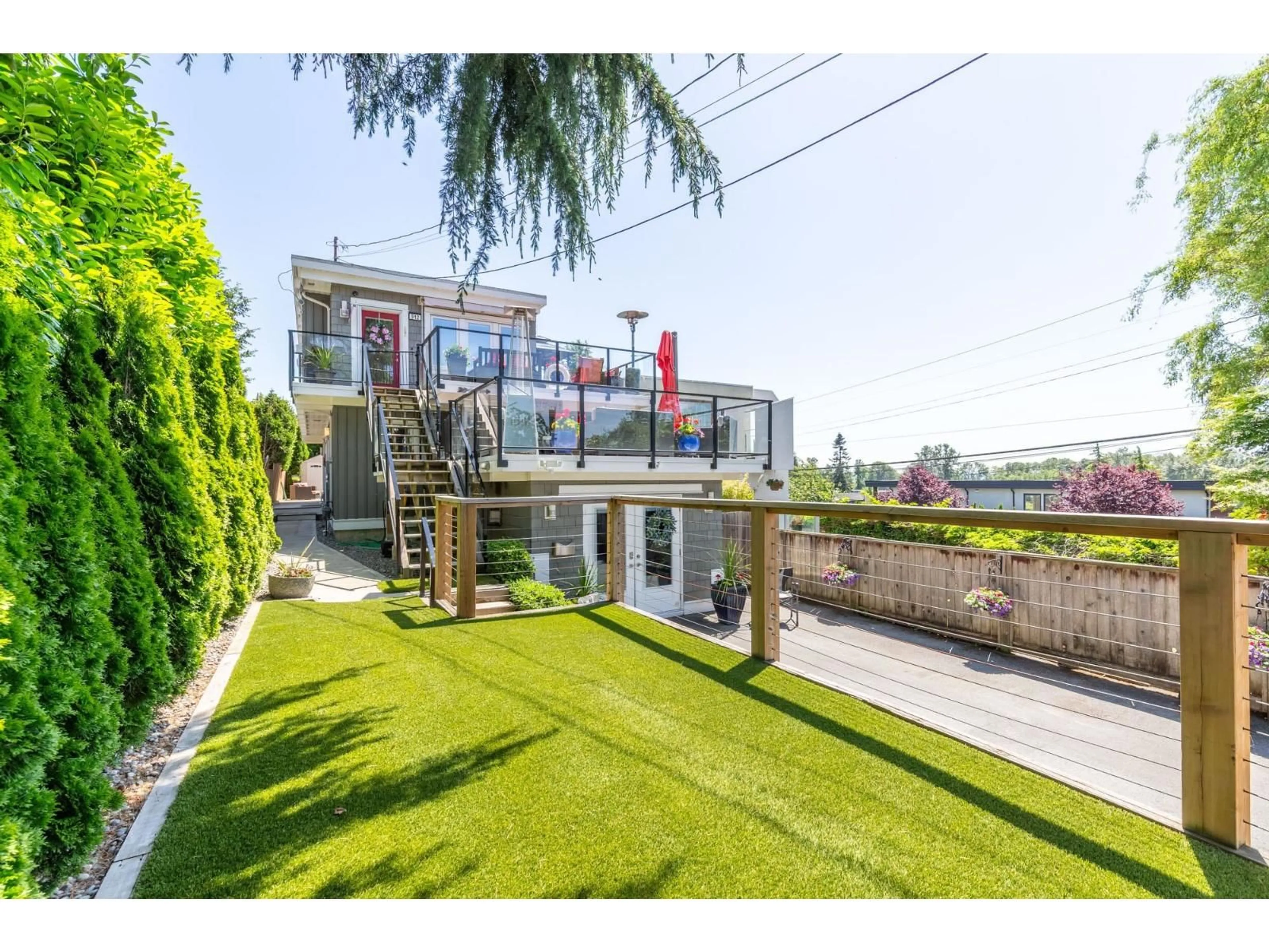 A pic from outside/outdoor area/front of a property/back of a property/a pic from drone, street for 912 KEIL STREET, White Rock British Columbia V4B4V7