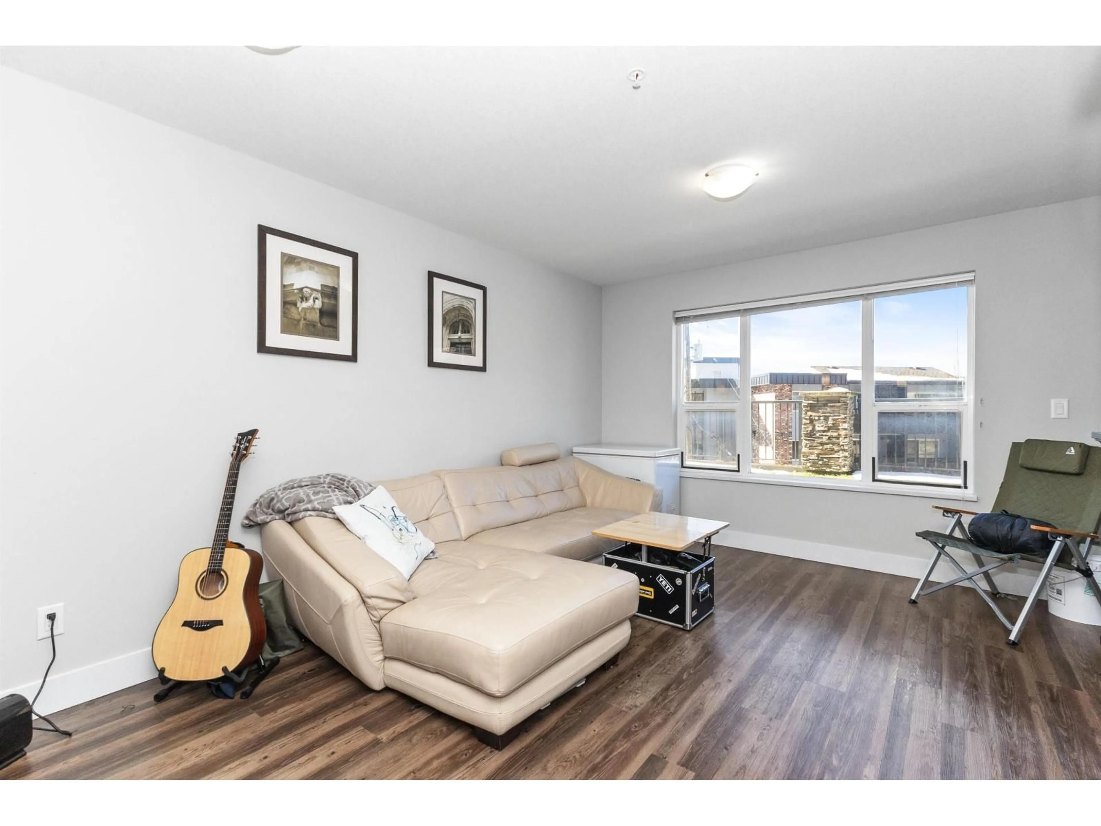 Living room with furniture, wood/laminate floor for 112 - 2565 CAMPBELL AVENUE, Abbotsford British Columbia V2S0E3