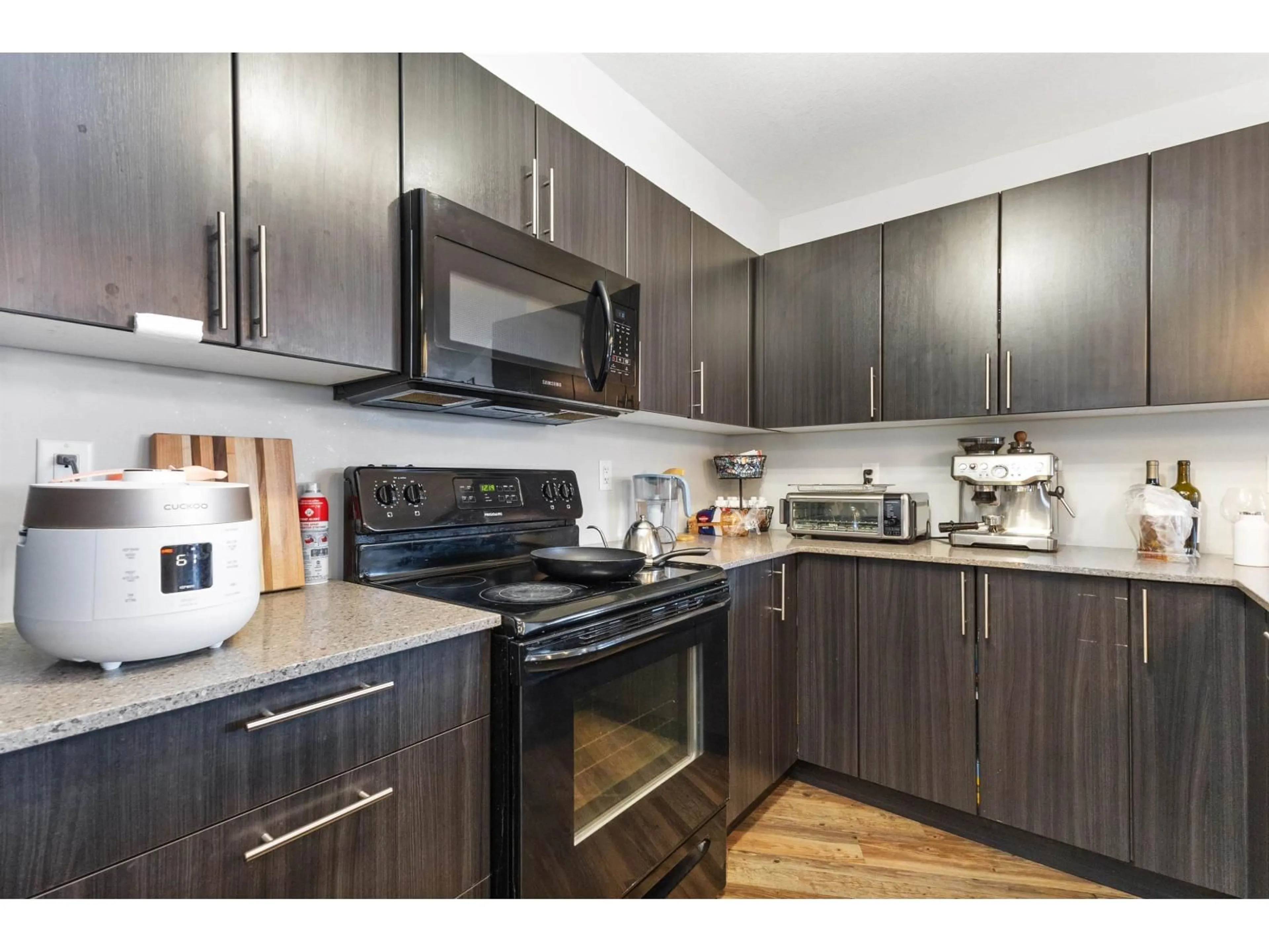 Standard kitchen, wood/laminate floor for 112 - 2565 CAMPBELL AVENUE, Abbotsford British Columbia V2S0E3