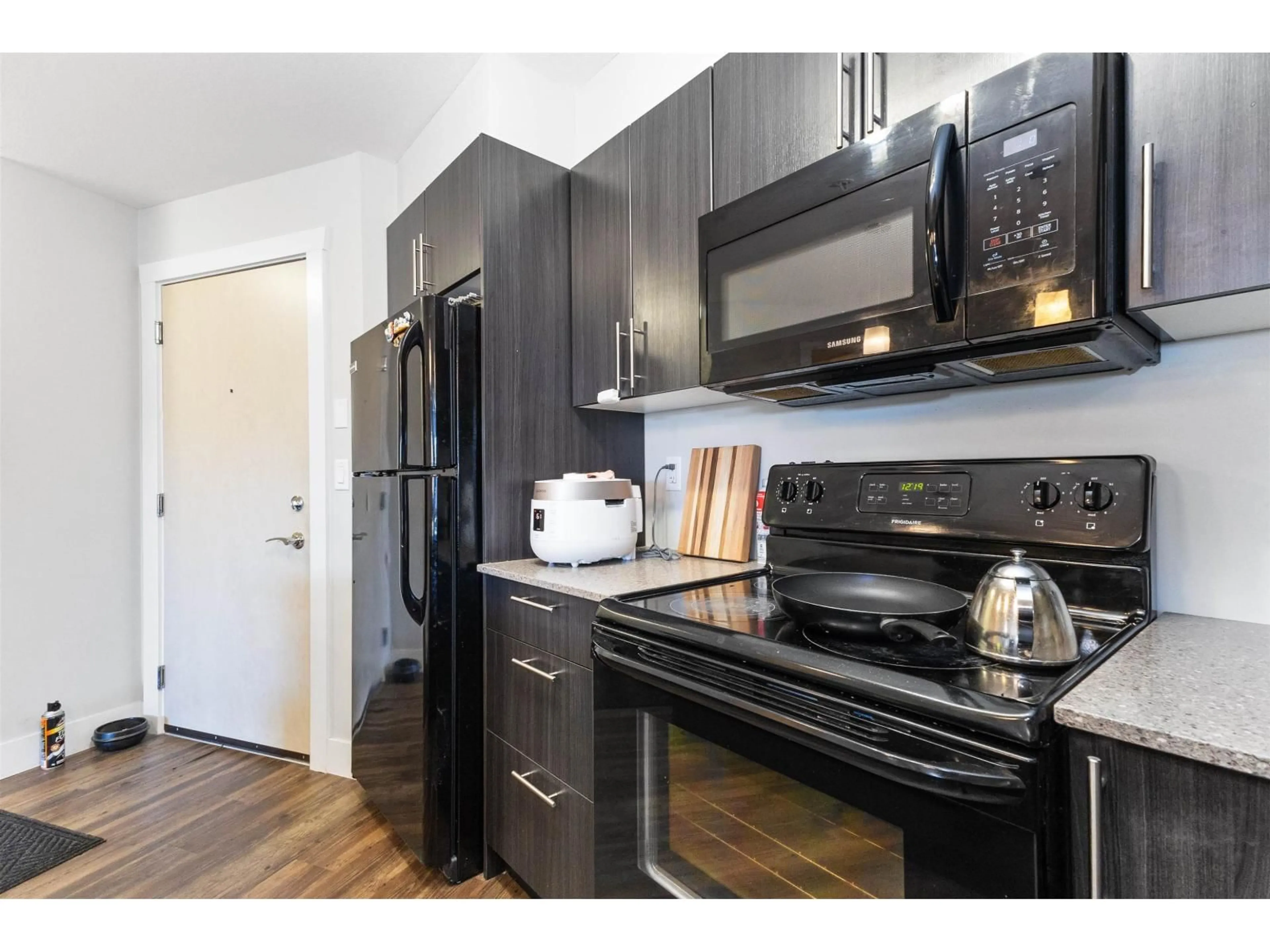 Standard kitchen, wood/laminate floor for 112 - 2565 CAMPBELL AVENUE, Abbotsford British Columbia V2S0E3