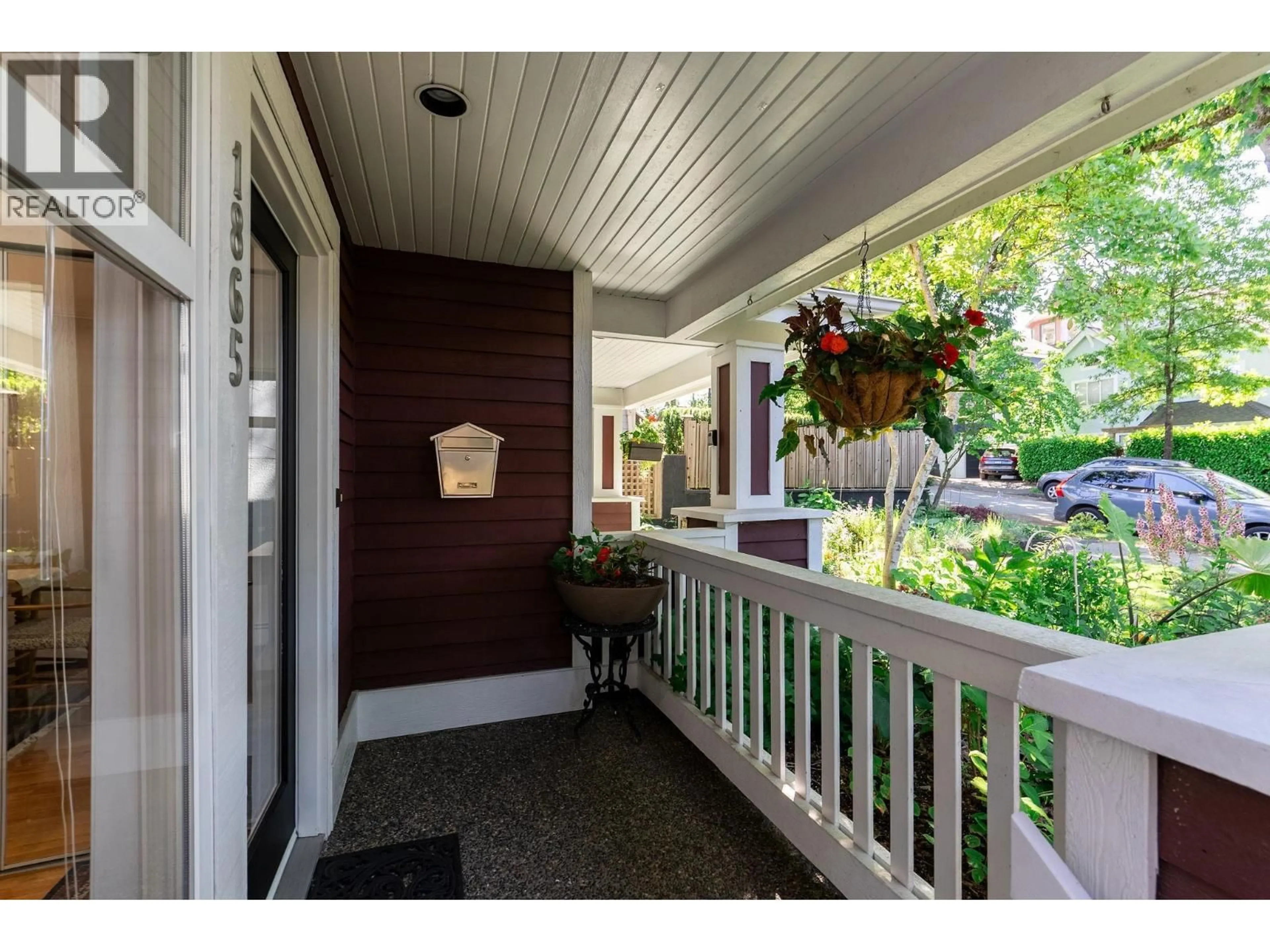 Indoor entryway for 1865 7TH AVENUE, Vancouver British Columbia V5N1S1