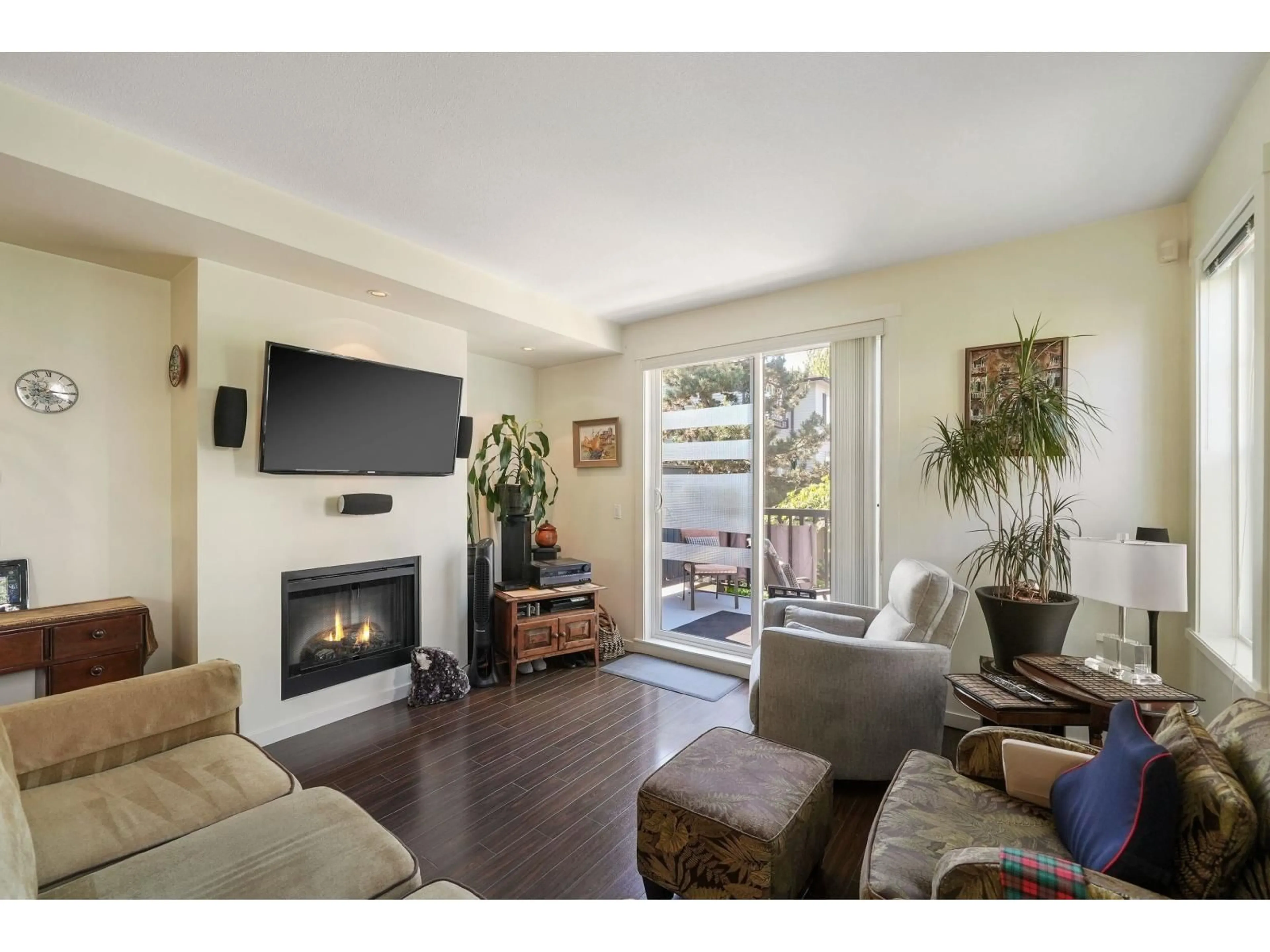 Living room with furniture, wood/laminate floor for 91 - 18983 72A AVENUE, Surrey British Columbia V4N1A5
