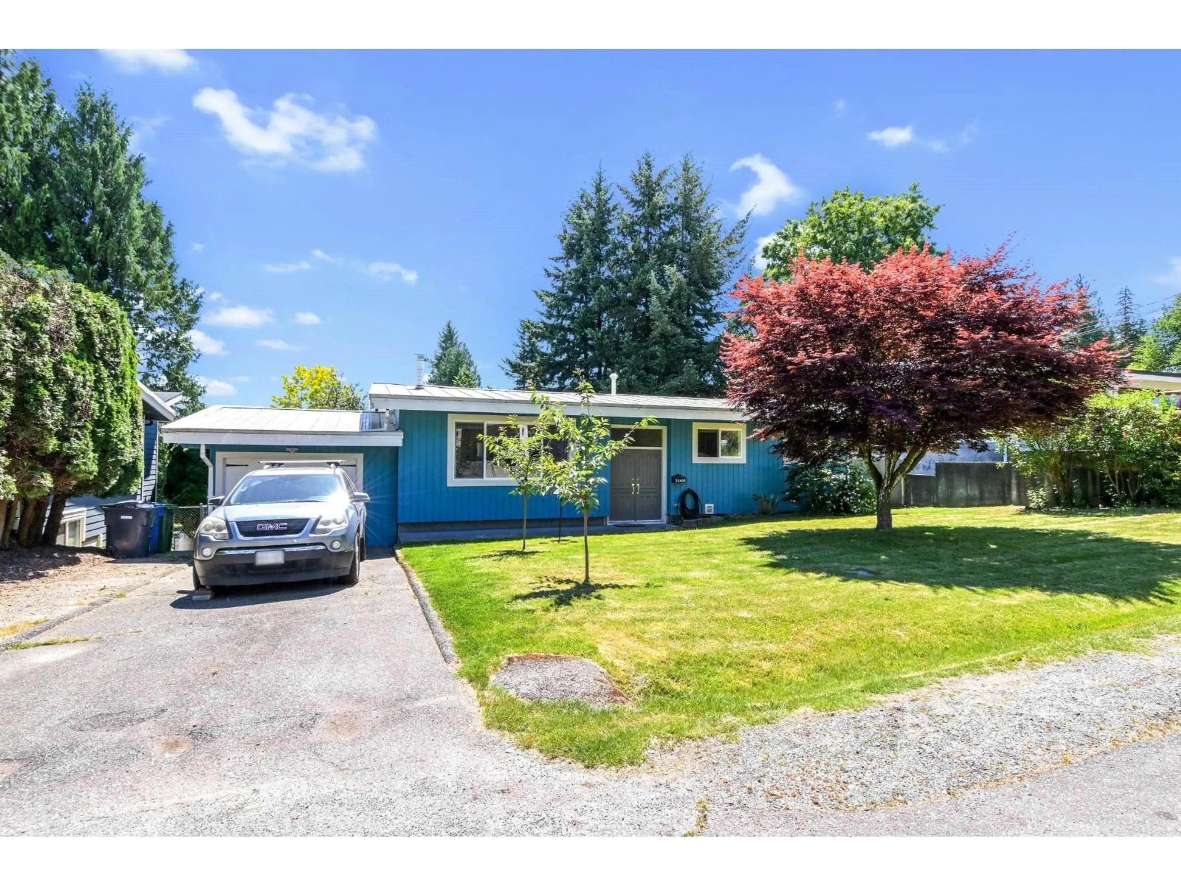 Home with vinyl exterior material, street for 32600 WILLINGDON CRESCENT, Abbotsford British Columbia V2T1S2