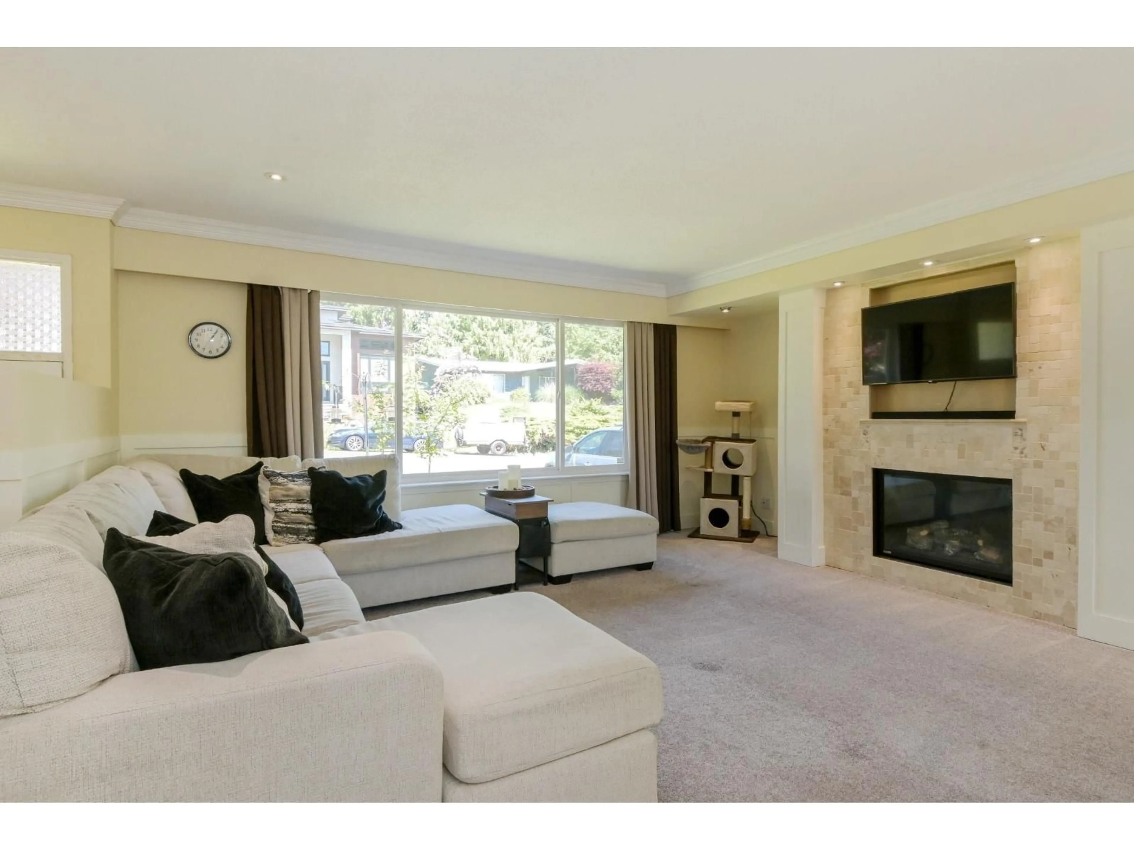 Living room with furniture, unknown for 32600 WILLINGDON CRESCENT, Abbotsford British Columbia V2T1S2