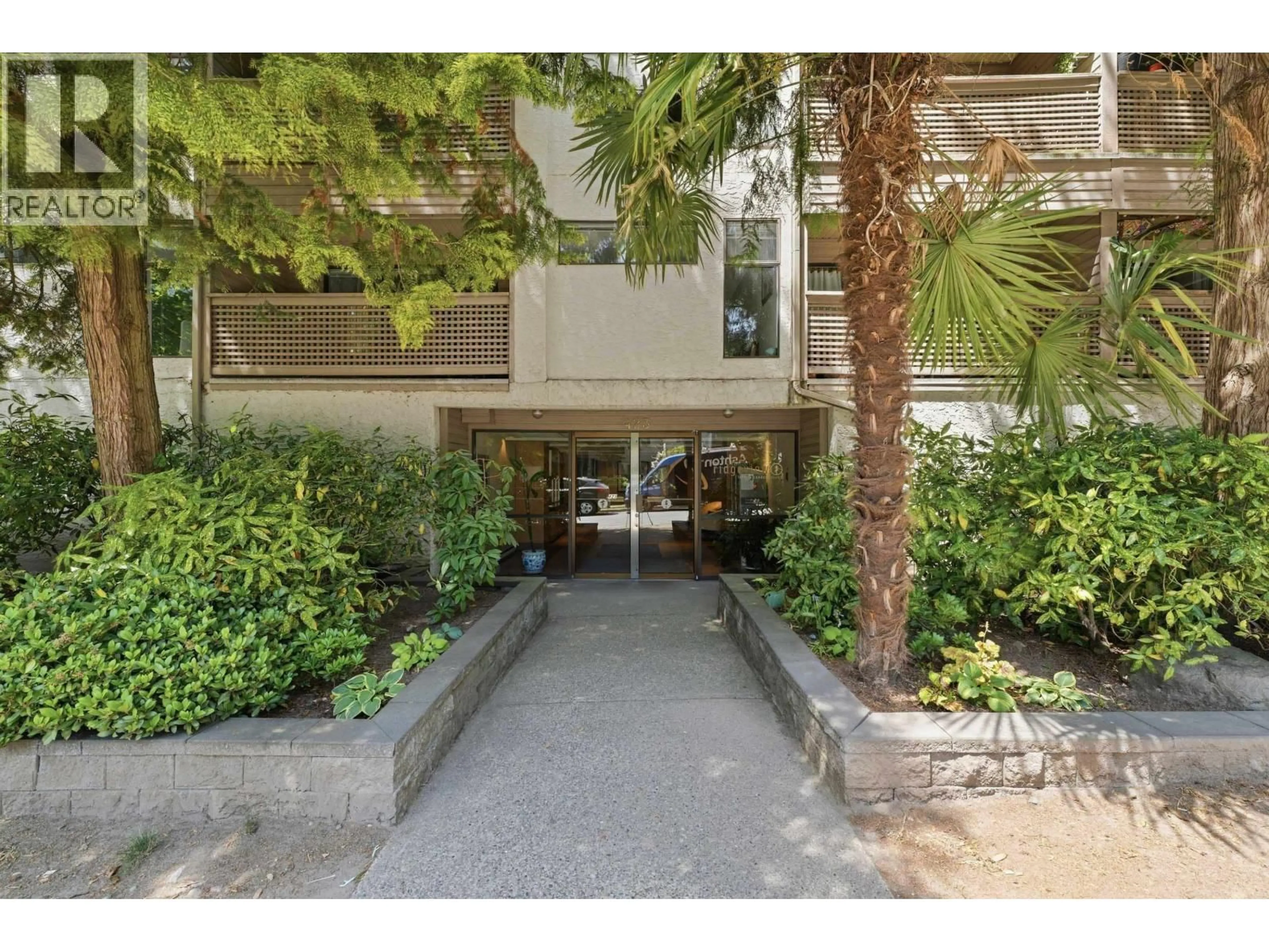 Indoor foyer for 106 - 423 AGNES STREET, New Westminster British Columbia V3L1G2