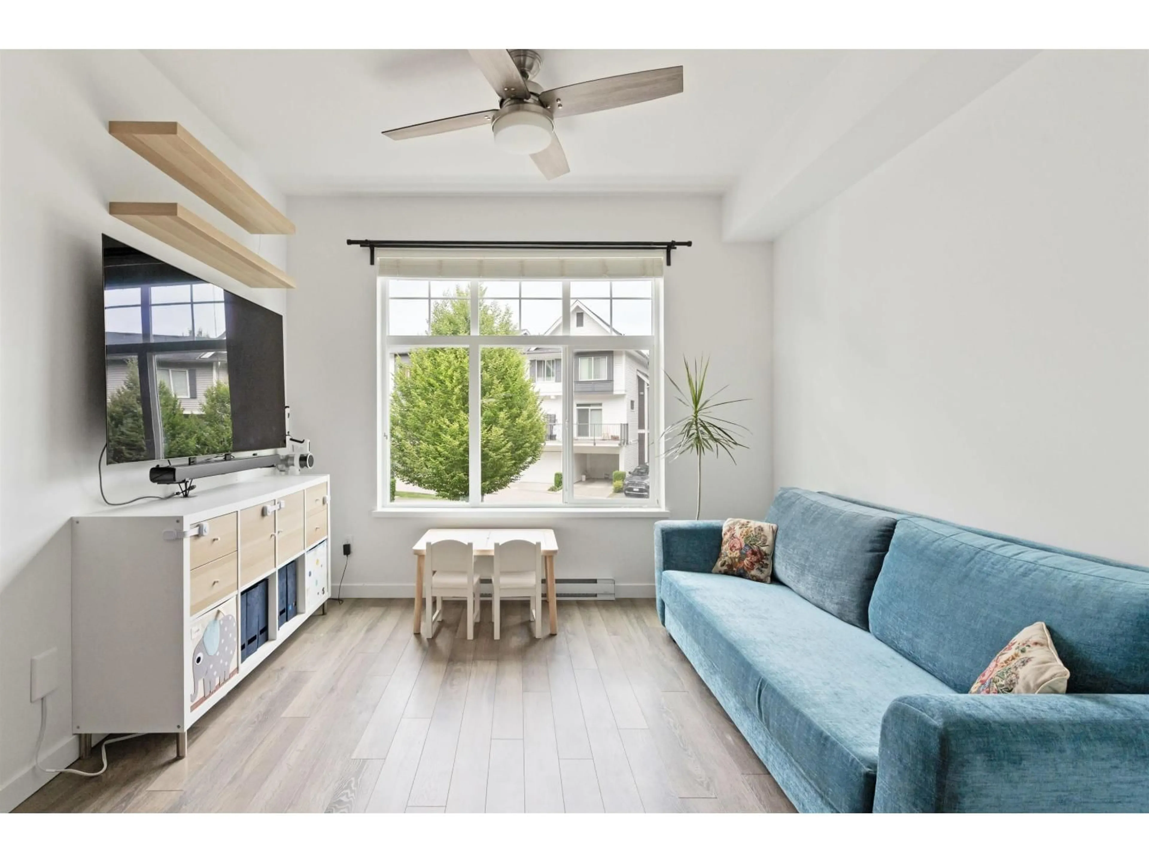 Living room with furniture, wood/laminate floor for 99 - 15340 GUILDFORD DRIVE, Surrey British Columbia V3R0C9