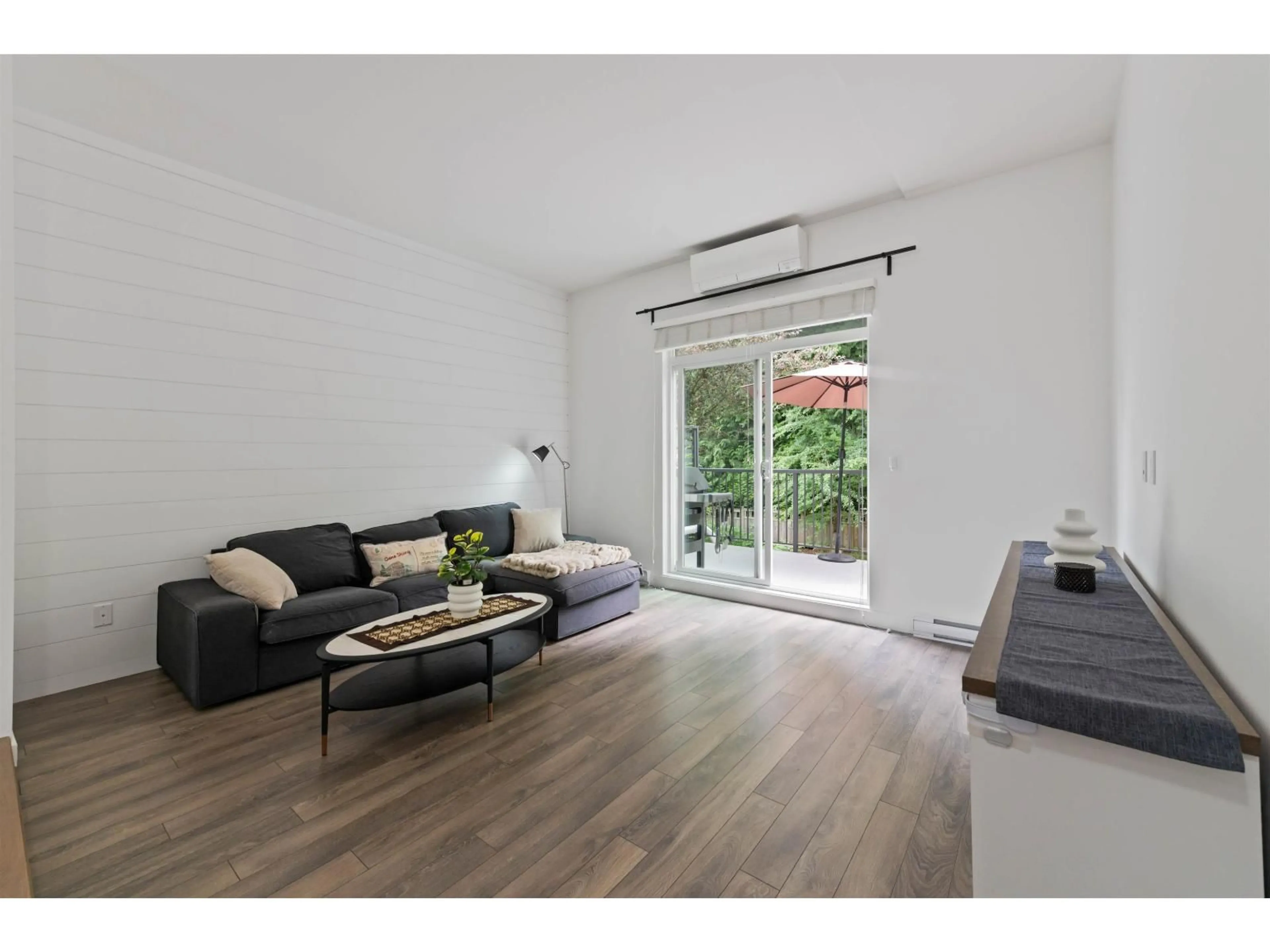 Living room with furniture, wood/laminate floor for 99 - 15340 GUILDFORD DRIVE, Surrey British Columbia V3R0C9