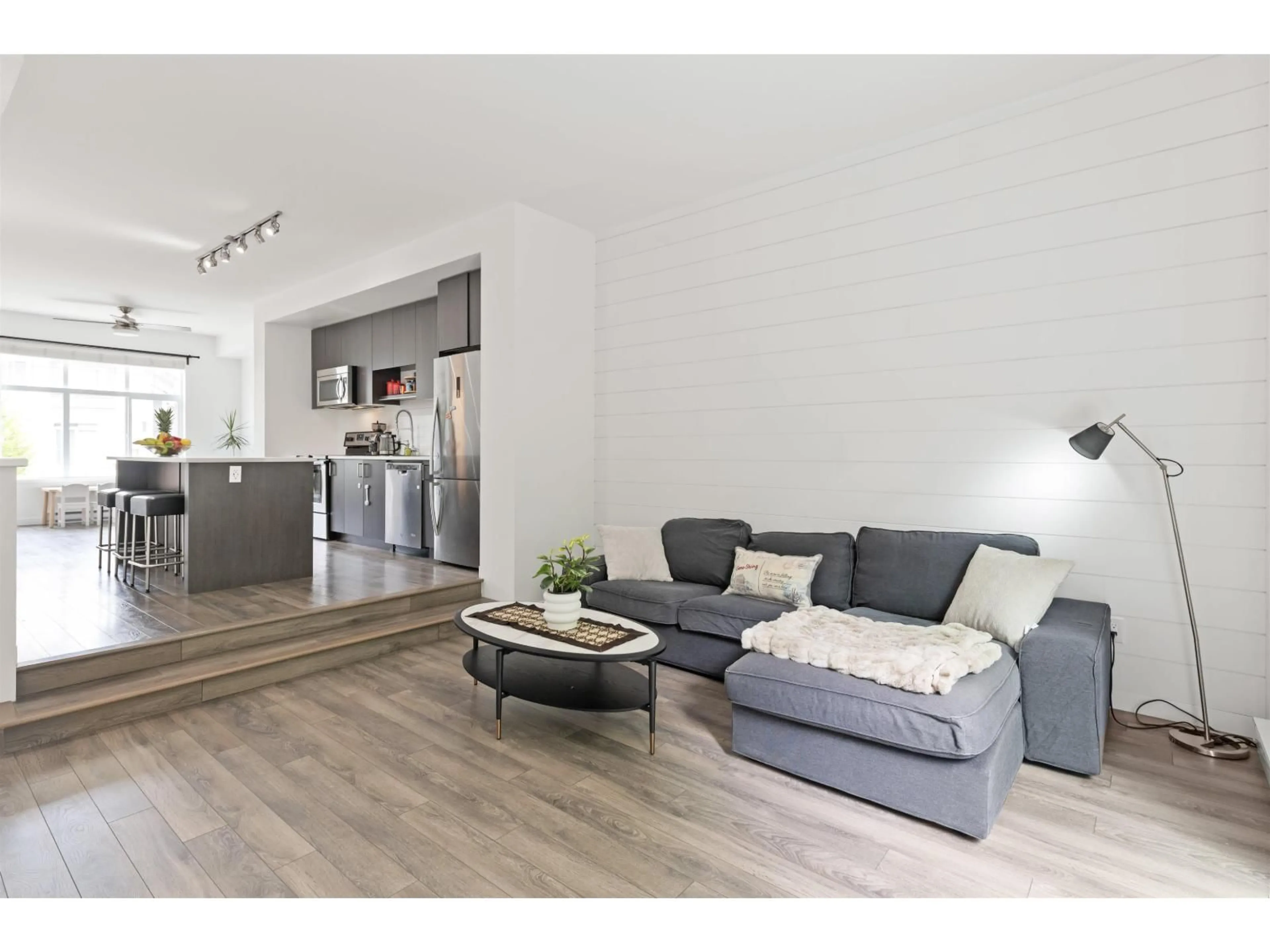 Living room with furniture, wood/laminate floor for 99 - 15340 GUILDFORD DRIVE, Surrey British Columbia V3R0C9