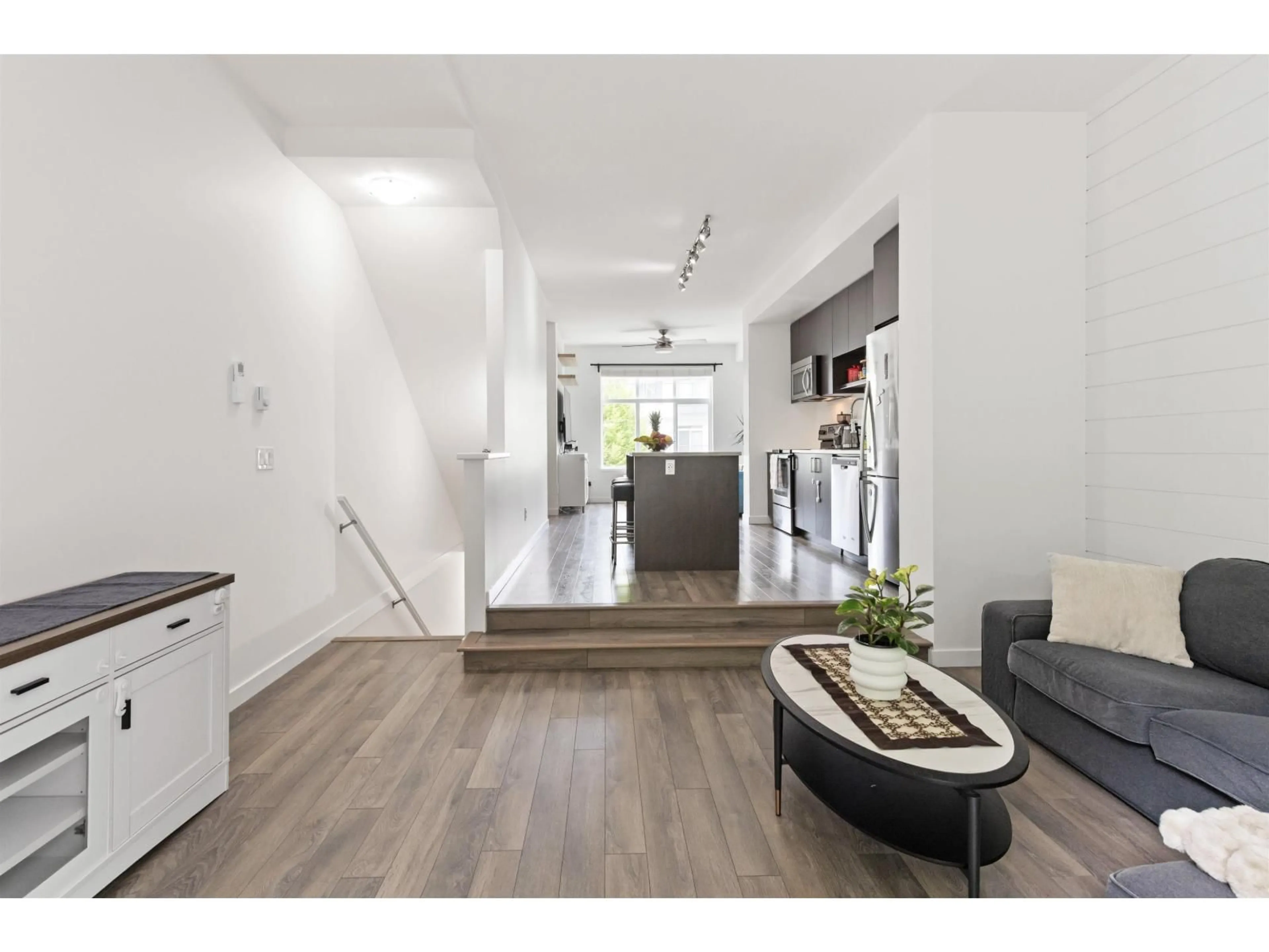 Indoor entryway for 99 - 15340 GUILDFORD DRIVE, Surrey British Columbia V3R0C9