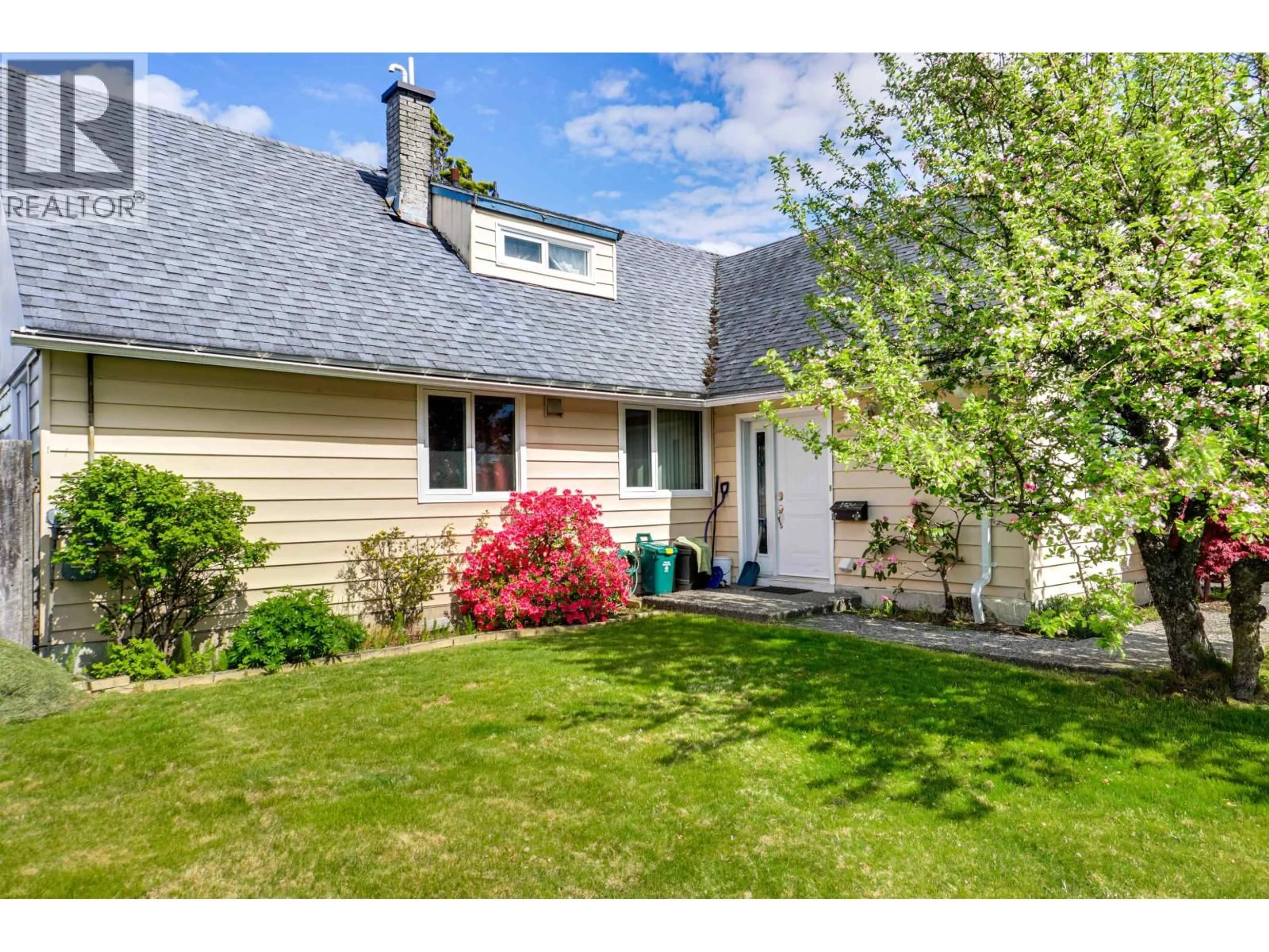 Home with vinyl exterior material, street for 33 SWANNELL STREET, Kitimat British Columbia V8C1H2