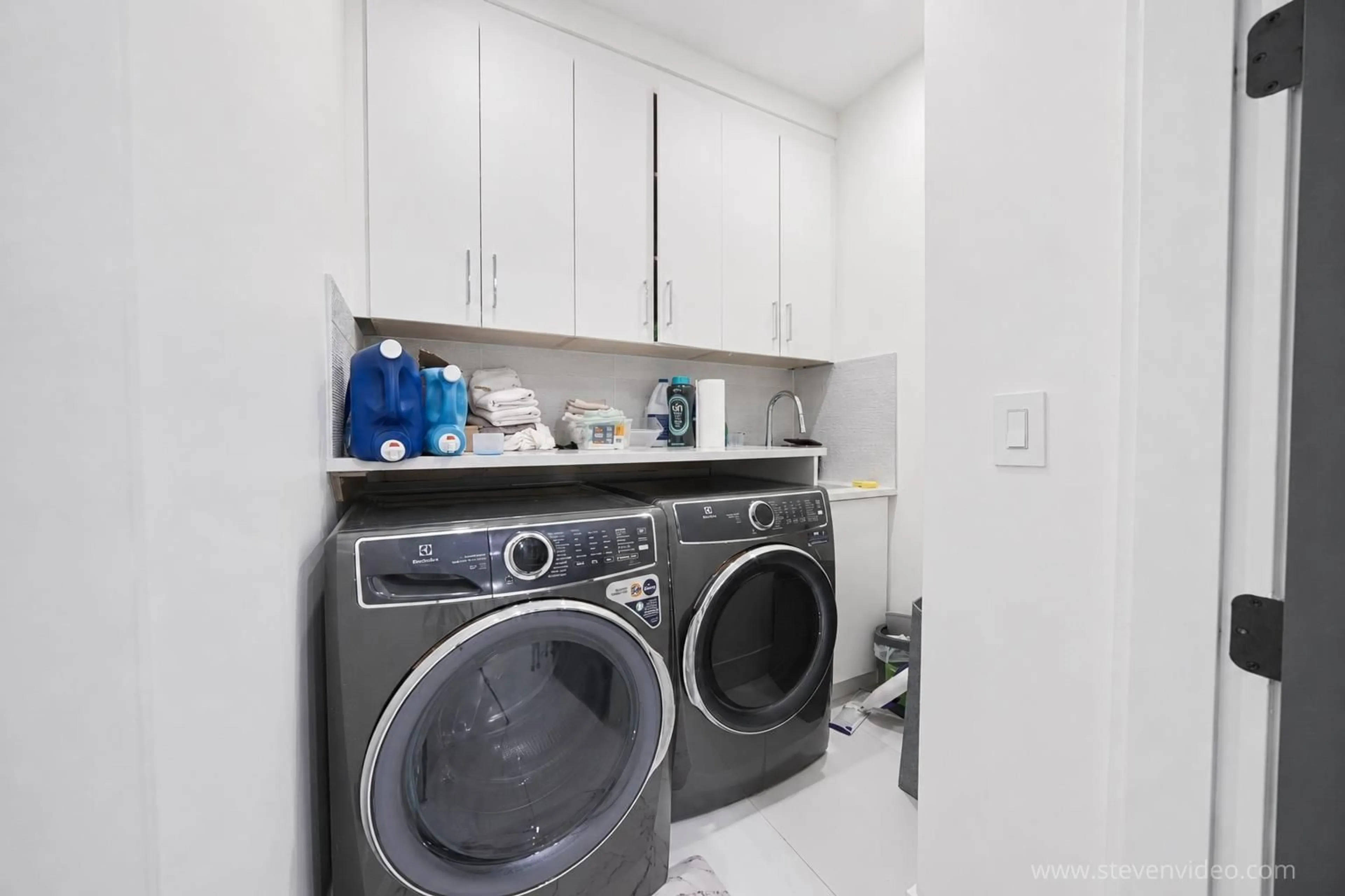 Laundry room for 13390 112A AVENUE, Surrey British Columbia V3R2G5