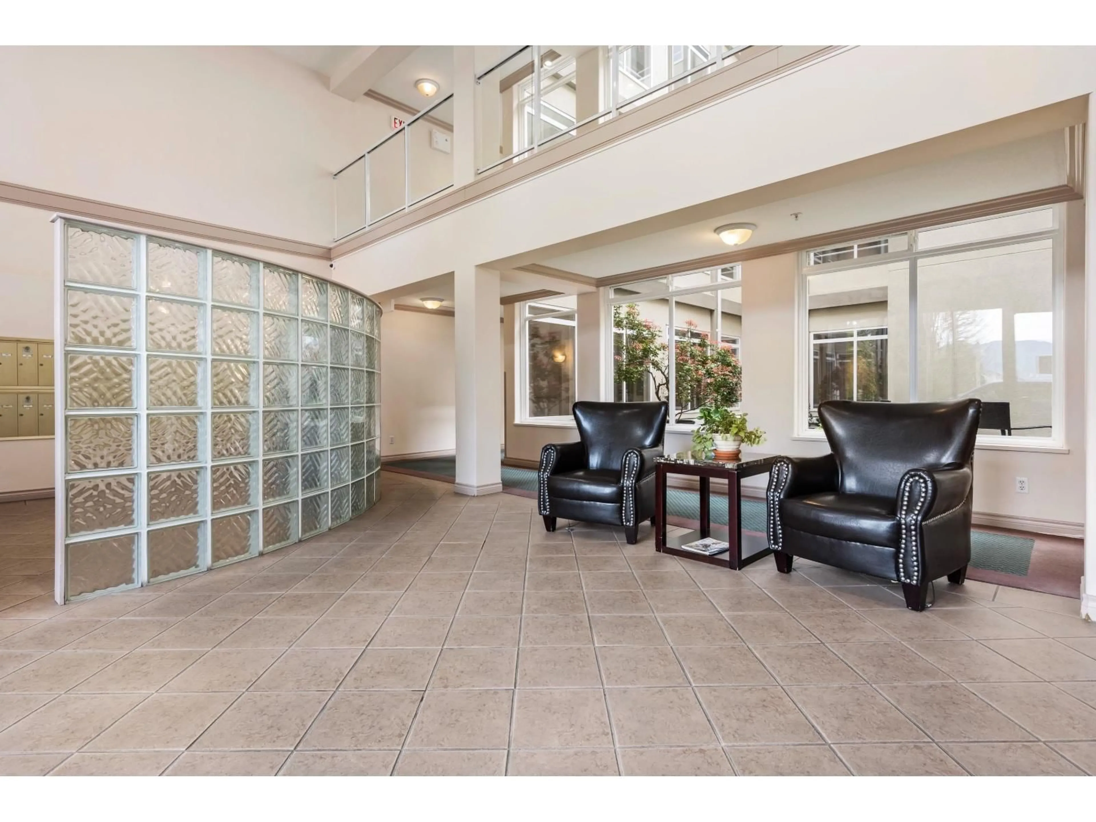 Indoor foyer for 304 - 45700 WELLINGTON AVENUE, Chilliwack British Columbia V2P2E4