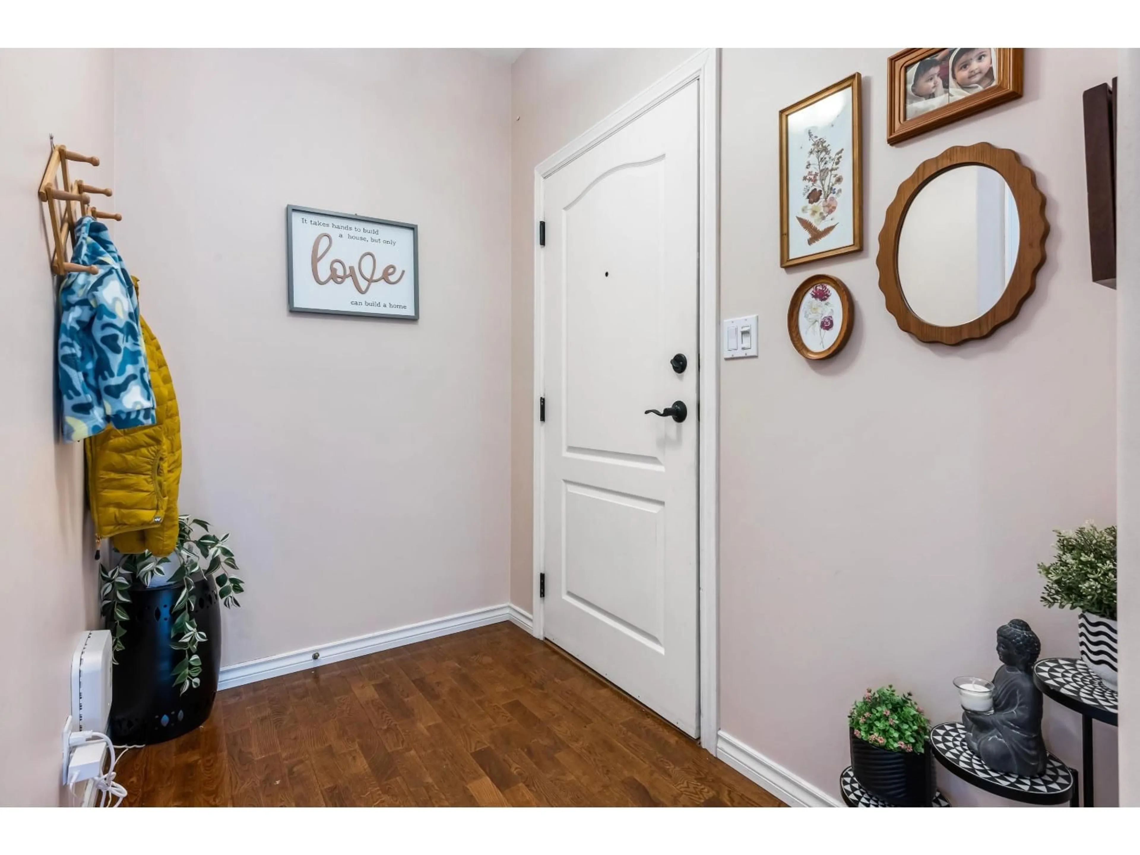 Indoor entryway for 304 - 45700 WELLINGTON AVENUE, Chilliwack British Columbia V2P2E4