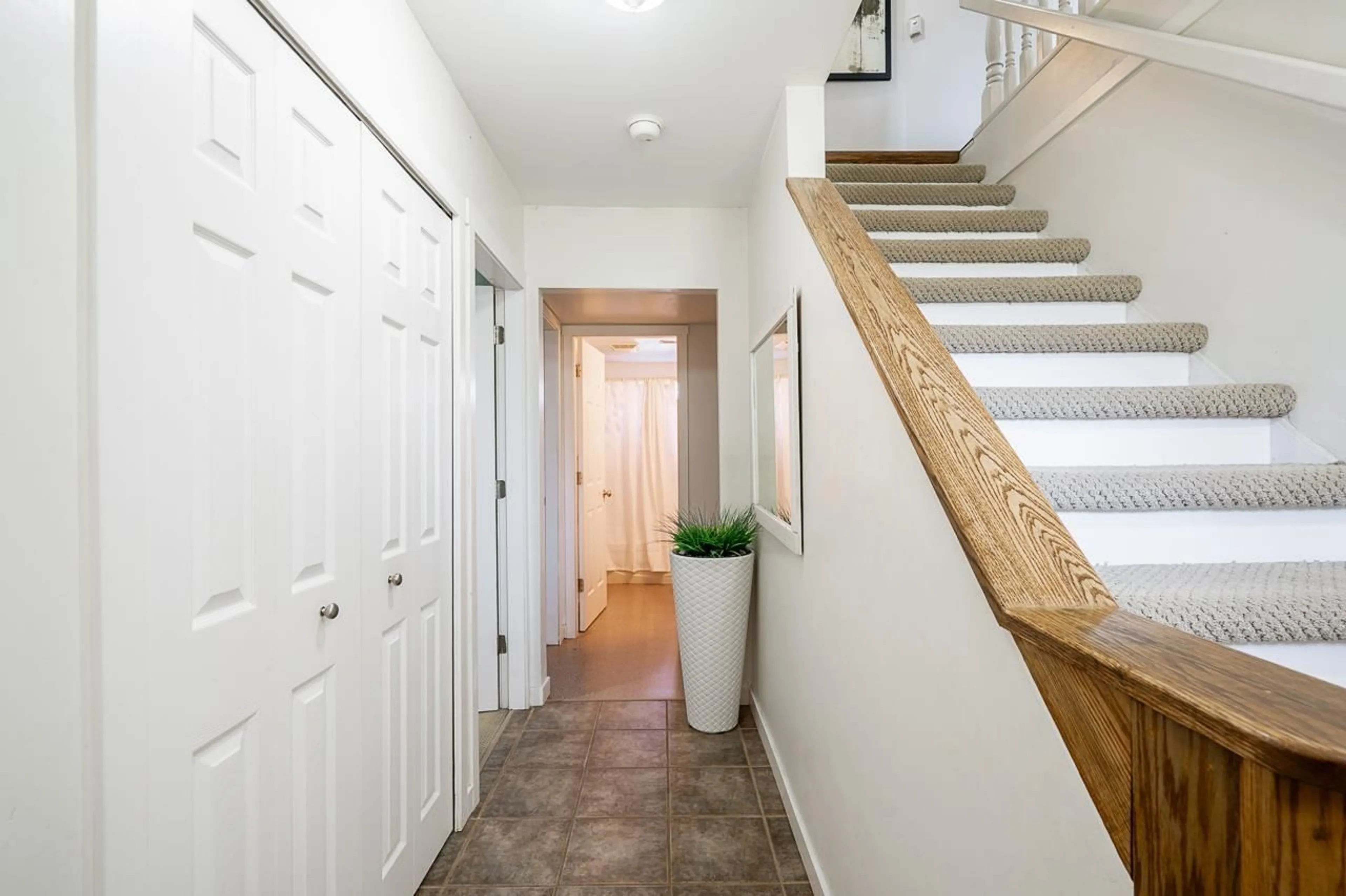Indoor entryway for 11101 143A STREET, Surrey British Columbia V3R3M5