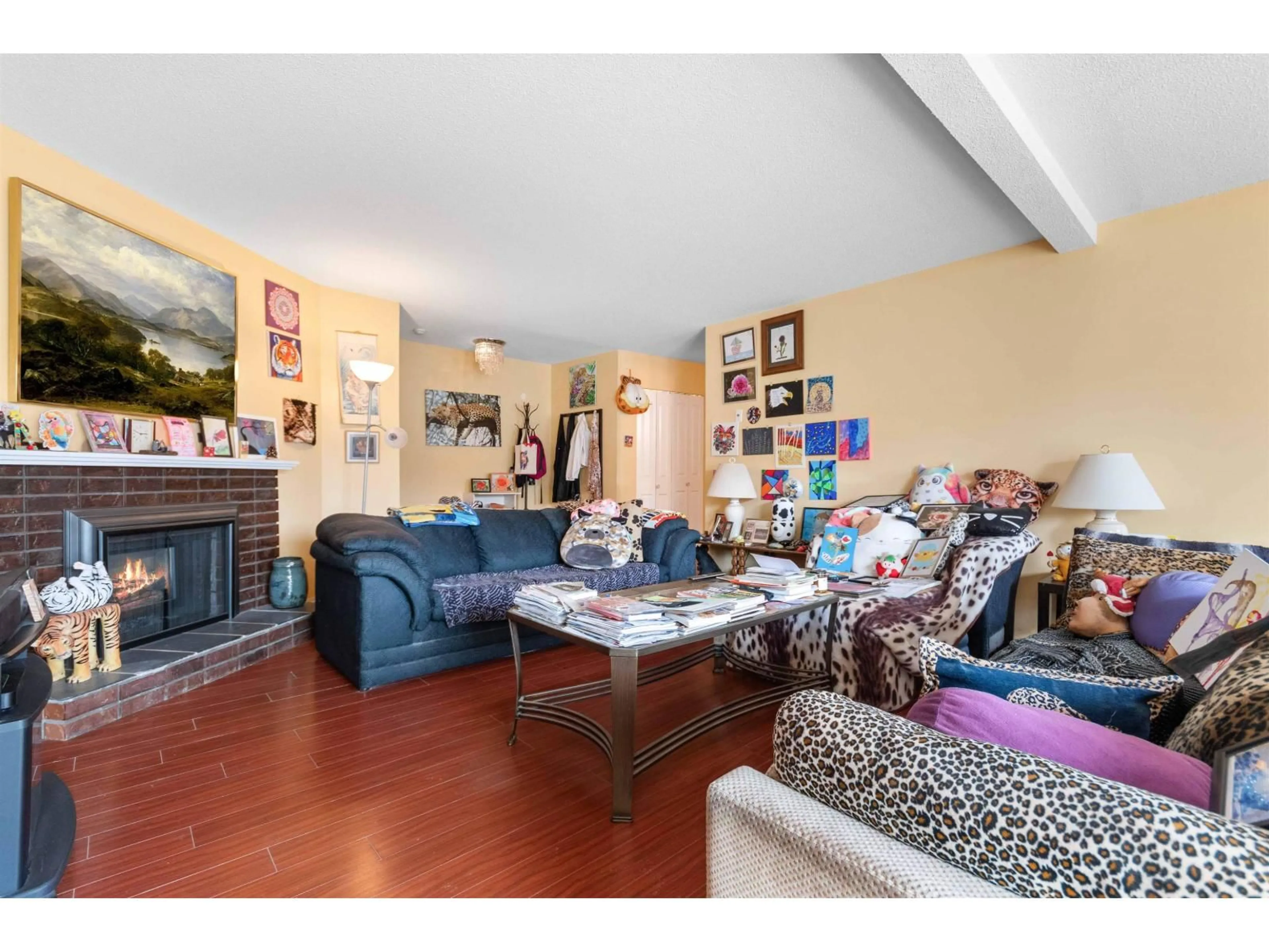 Living room with furniture, wood/laminate floor for 203 - 9516 ROTARY STREET, Chilliwack British Columbia V2P2W5