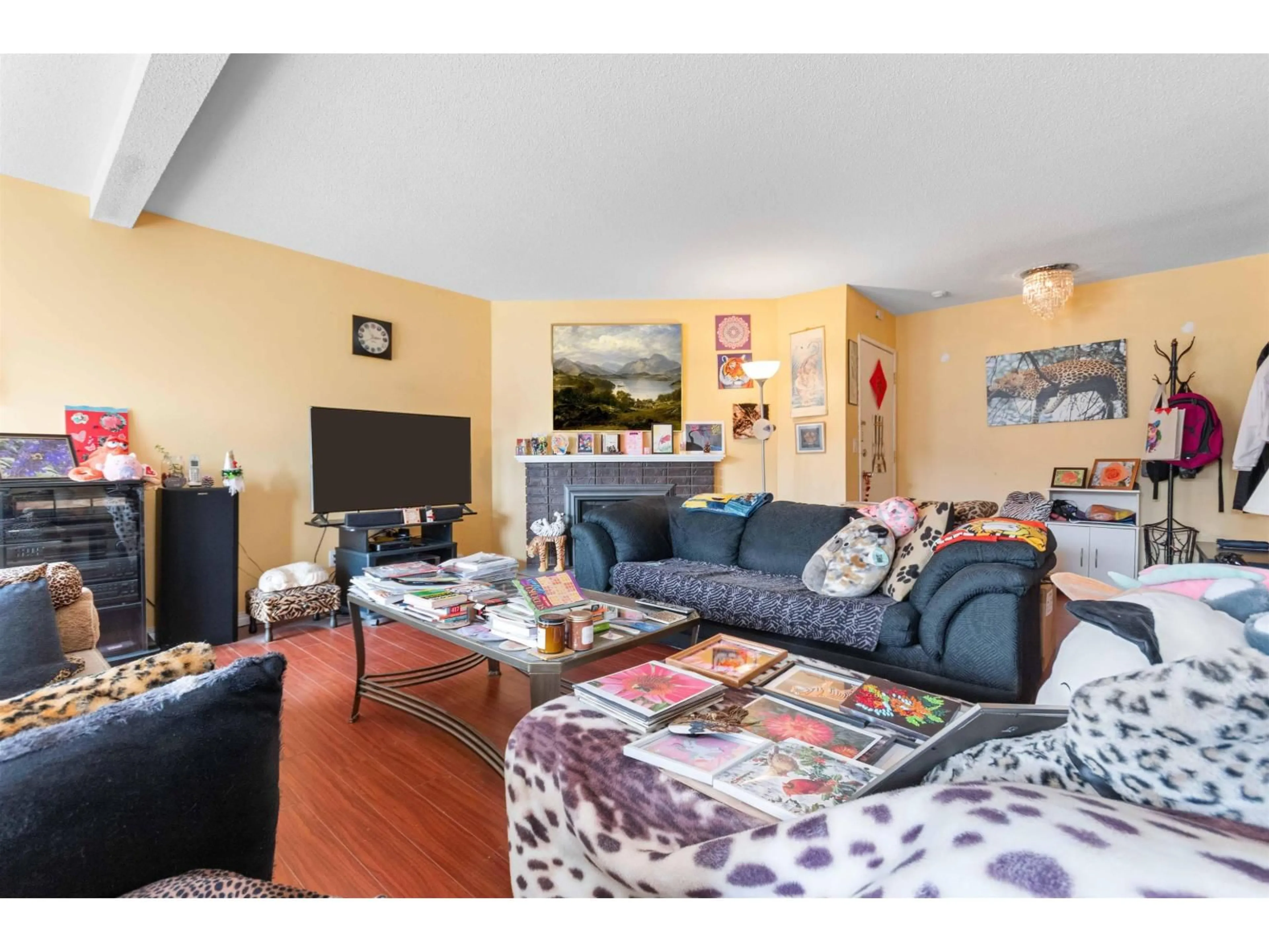Living room with furniture, wood/laminate floor for 203 - 9516 ROTARY STREET, Chilliwack British Columbia V2P2W5