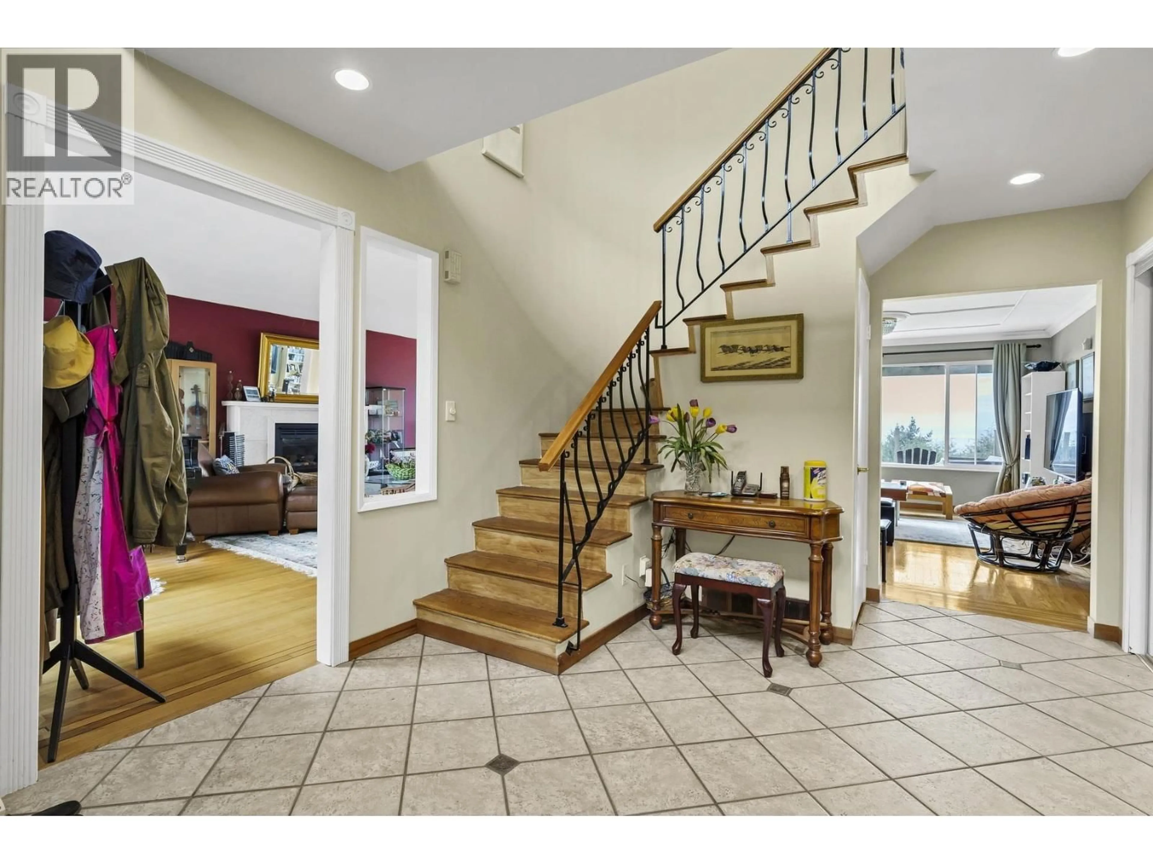 Indoor entryway for 4582 WOODGREEN COURT, West Vancouver British Columbia V7S2V7