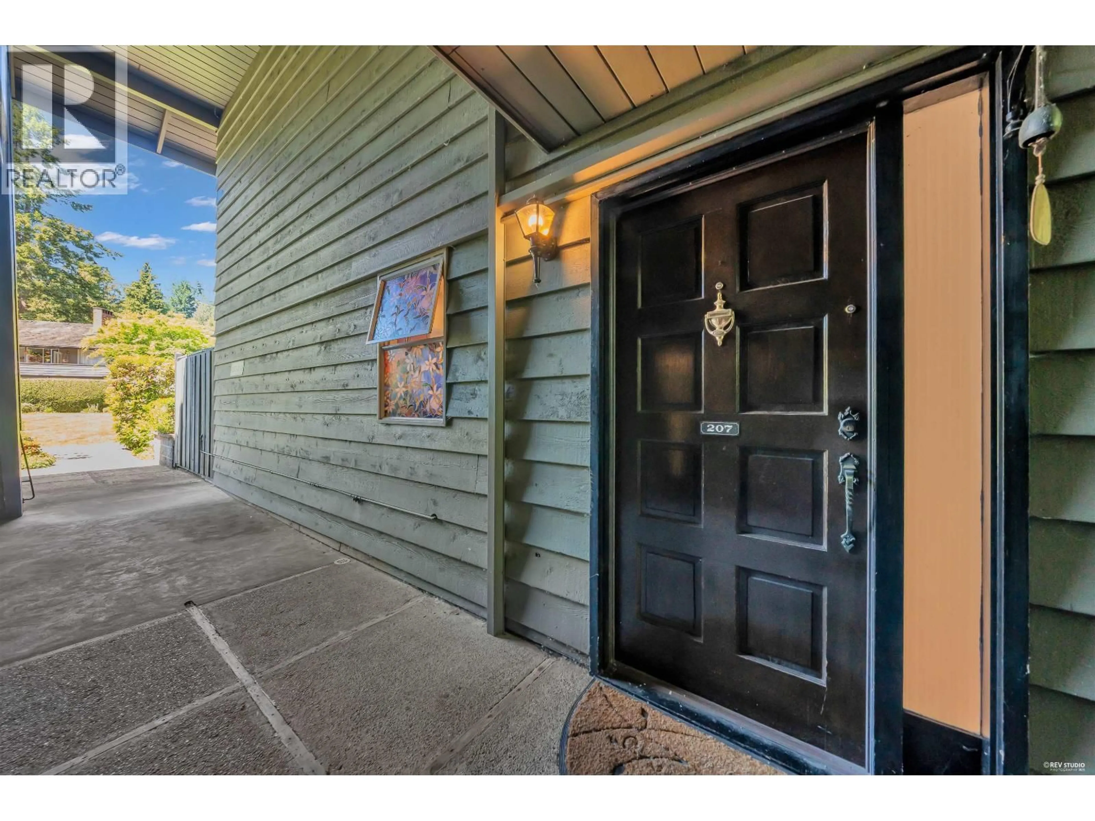 Indoor entryway for 207 - 235 KEITH ROAD, West Vancouver British Columbia V7T1L5