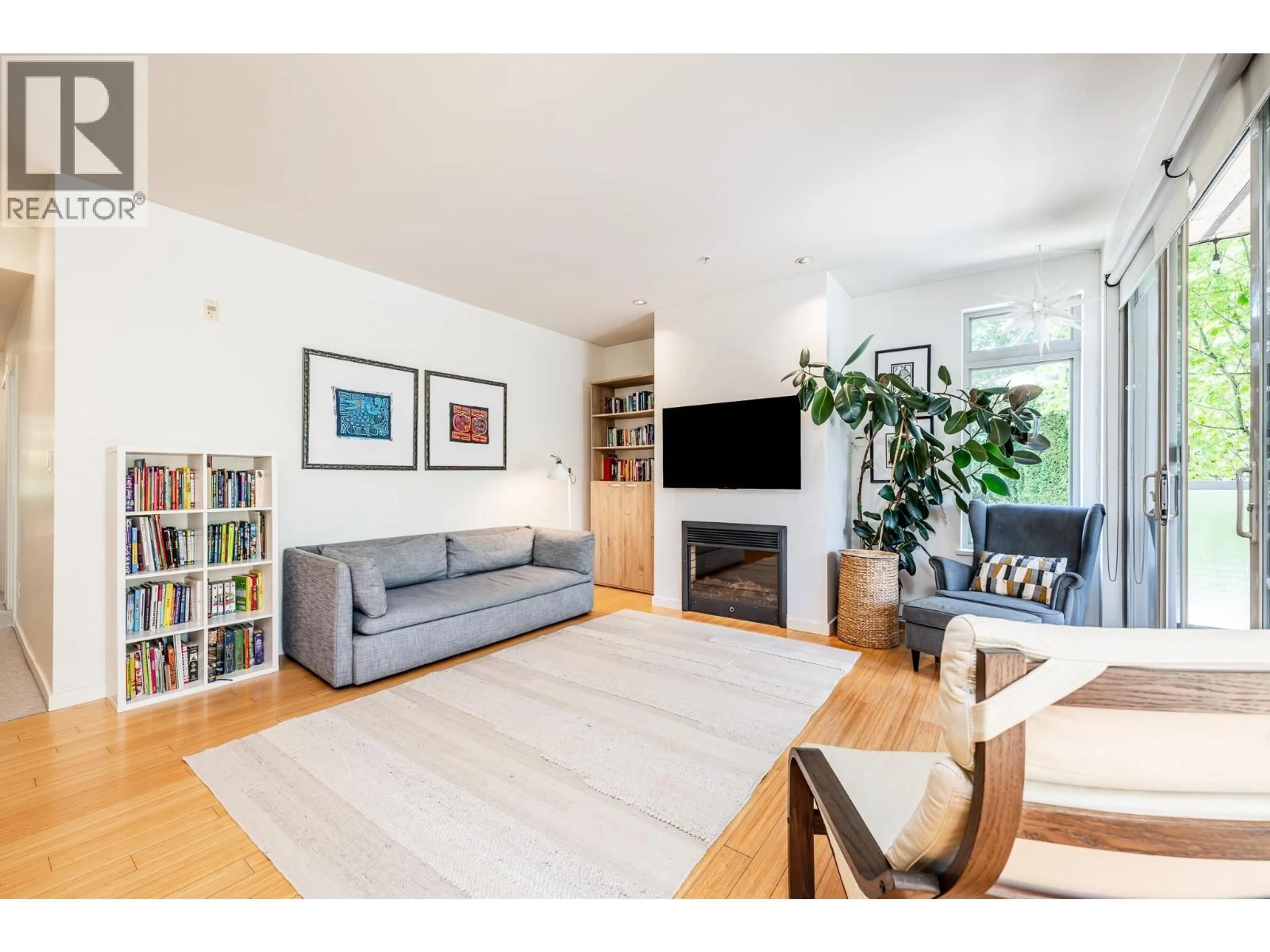 Living room with furniture, wood/laminate floor for 110 - 40147 GOVERNMENT ROAD, Squamish British Columbia V8B0R6