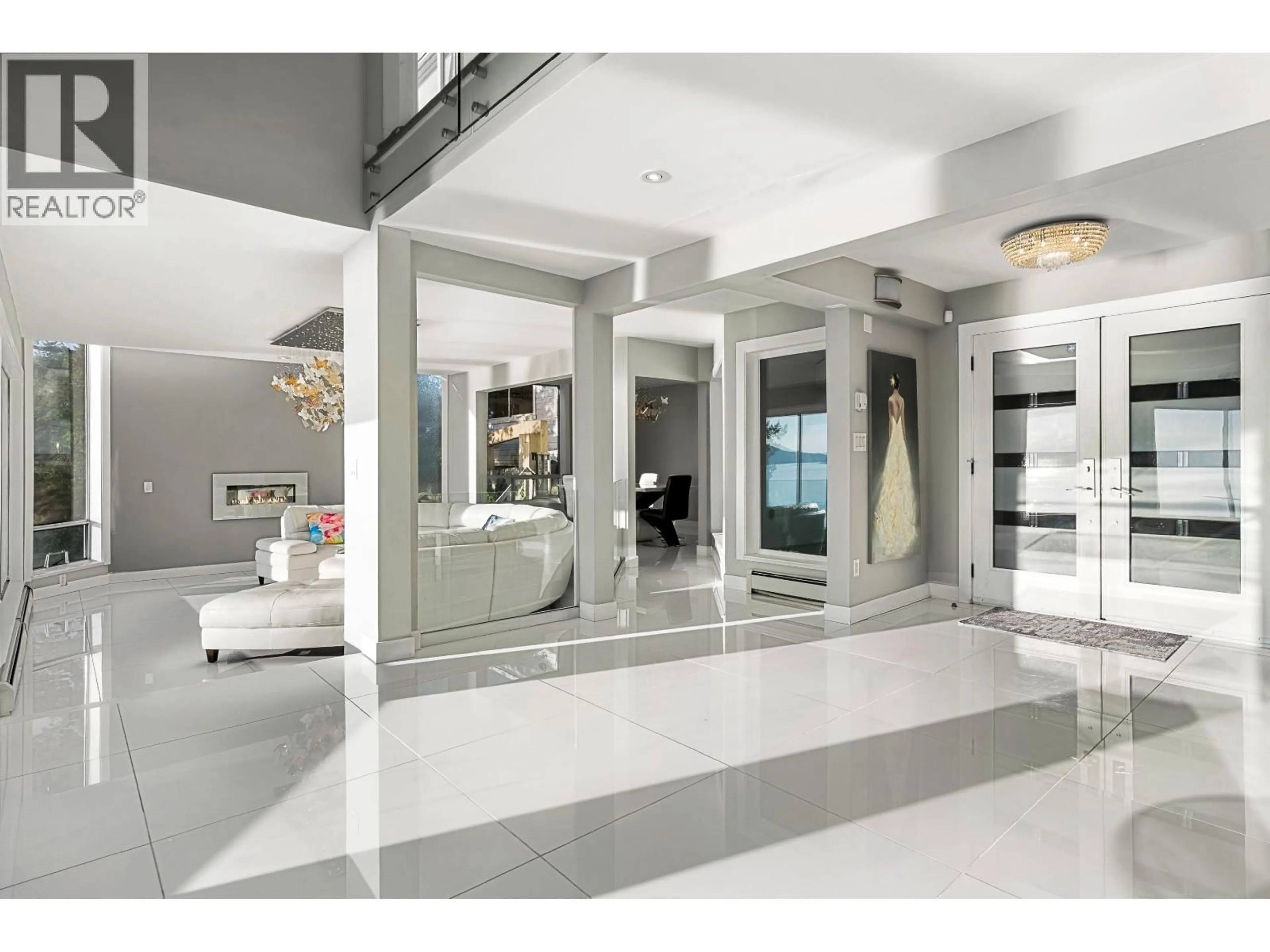 Indoor foyer for 5530 PARTHENON PLACE, West Vancouver British Columbia V7W2V7