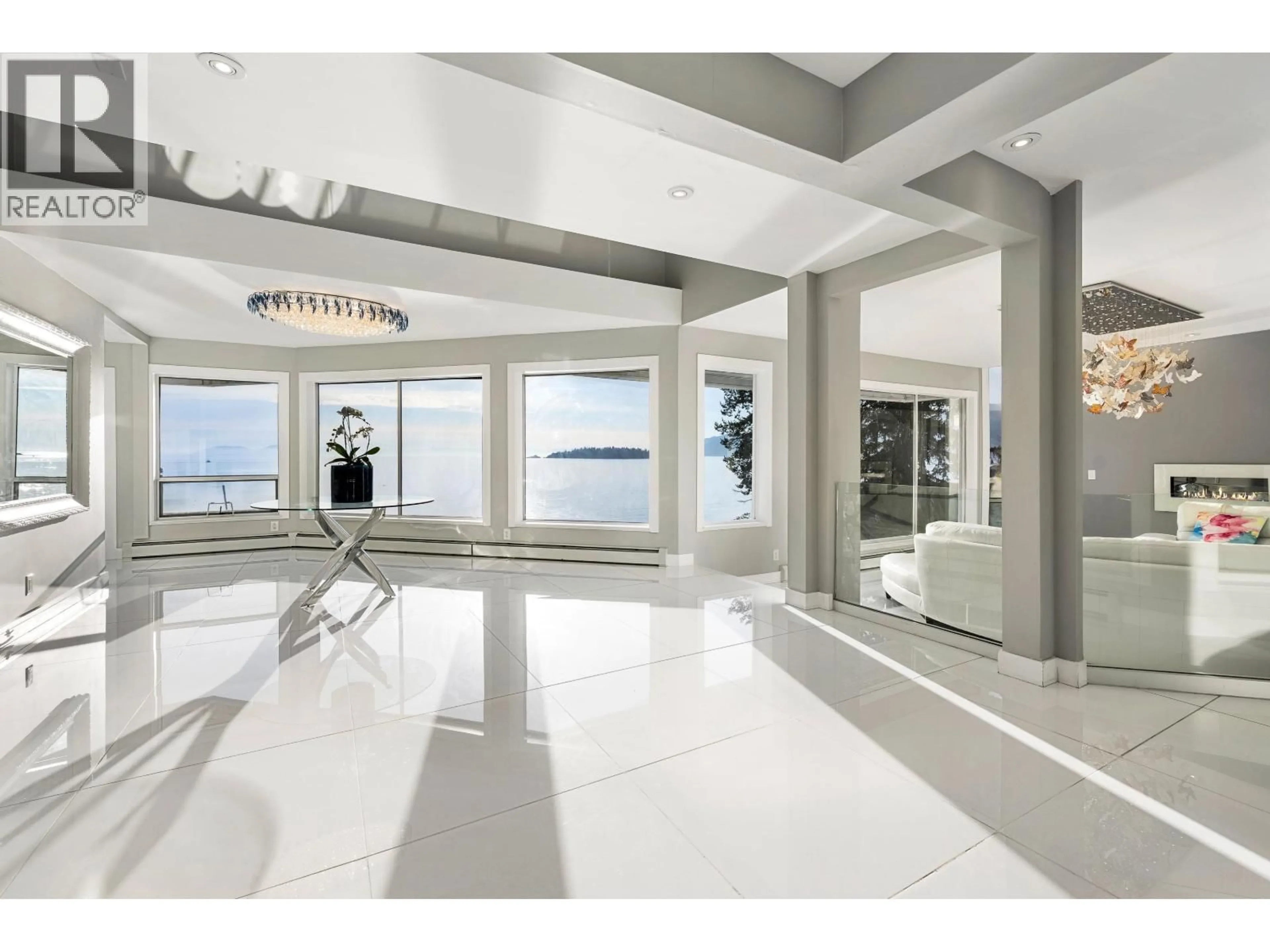 Indoor foyer for 5530 PARTHENON PLACE, West Vancouver British Columbia V7W2V7
