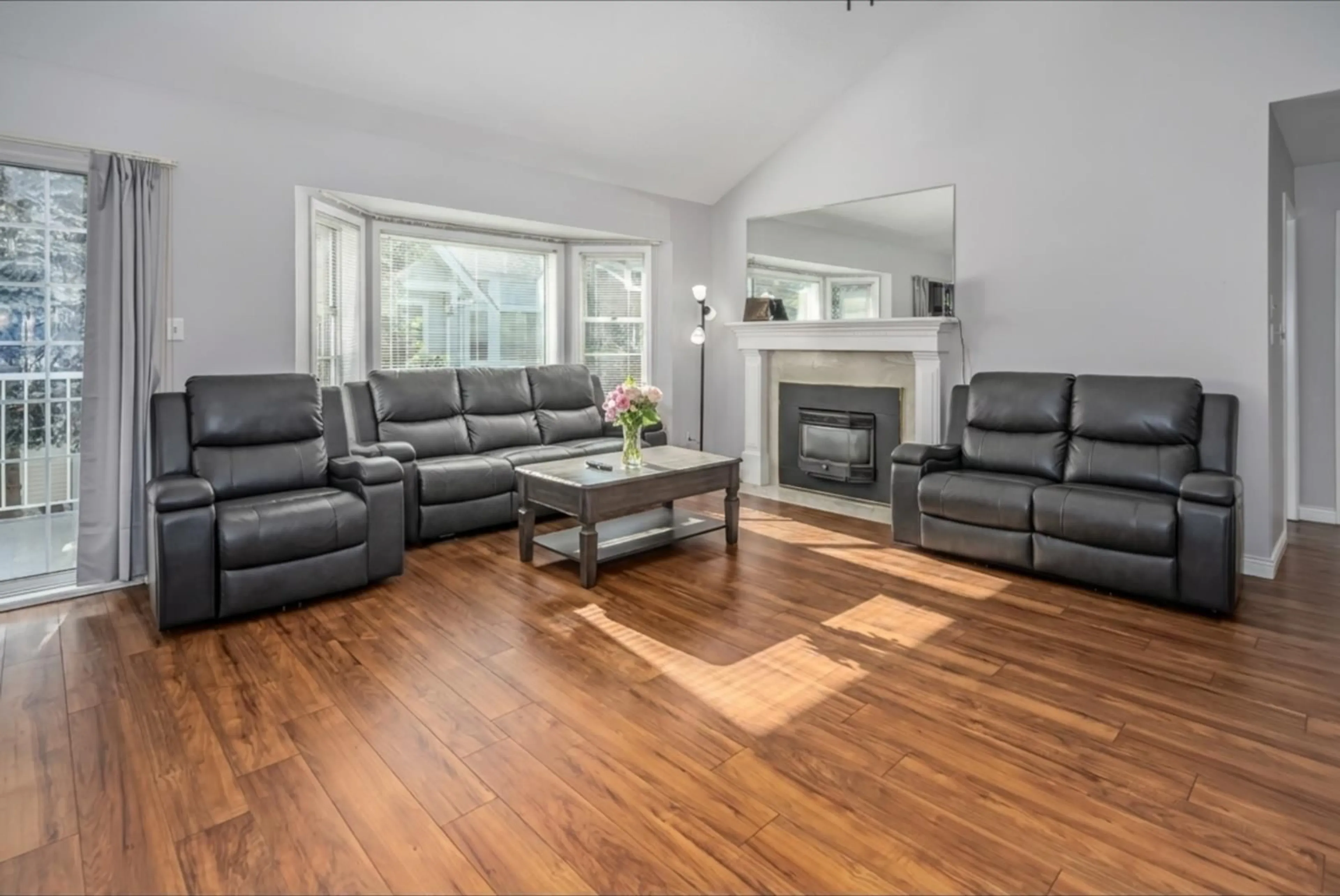 Living room with furniture, wood/laminate floor for 504 - 9123 154 STREET, Surrey British Columbia V3R9G8