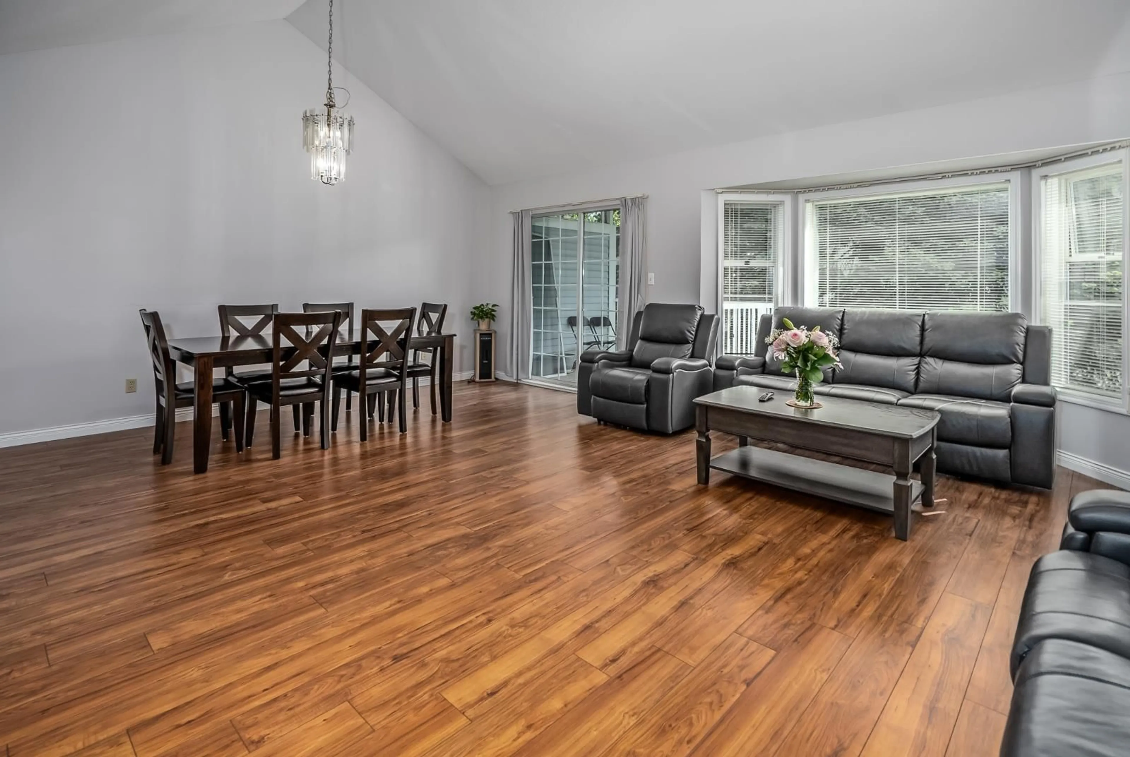 Living room with furniture, wood/laminate floor for 504 - 9123 154 STREET, Surrey British Columbia V3R9G8