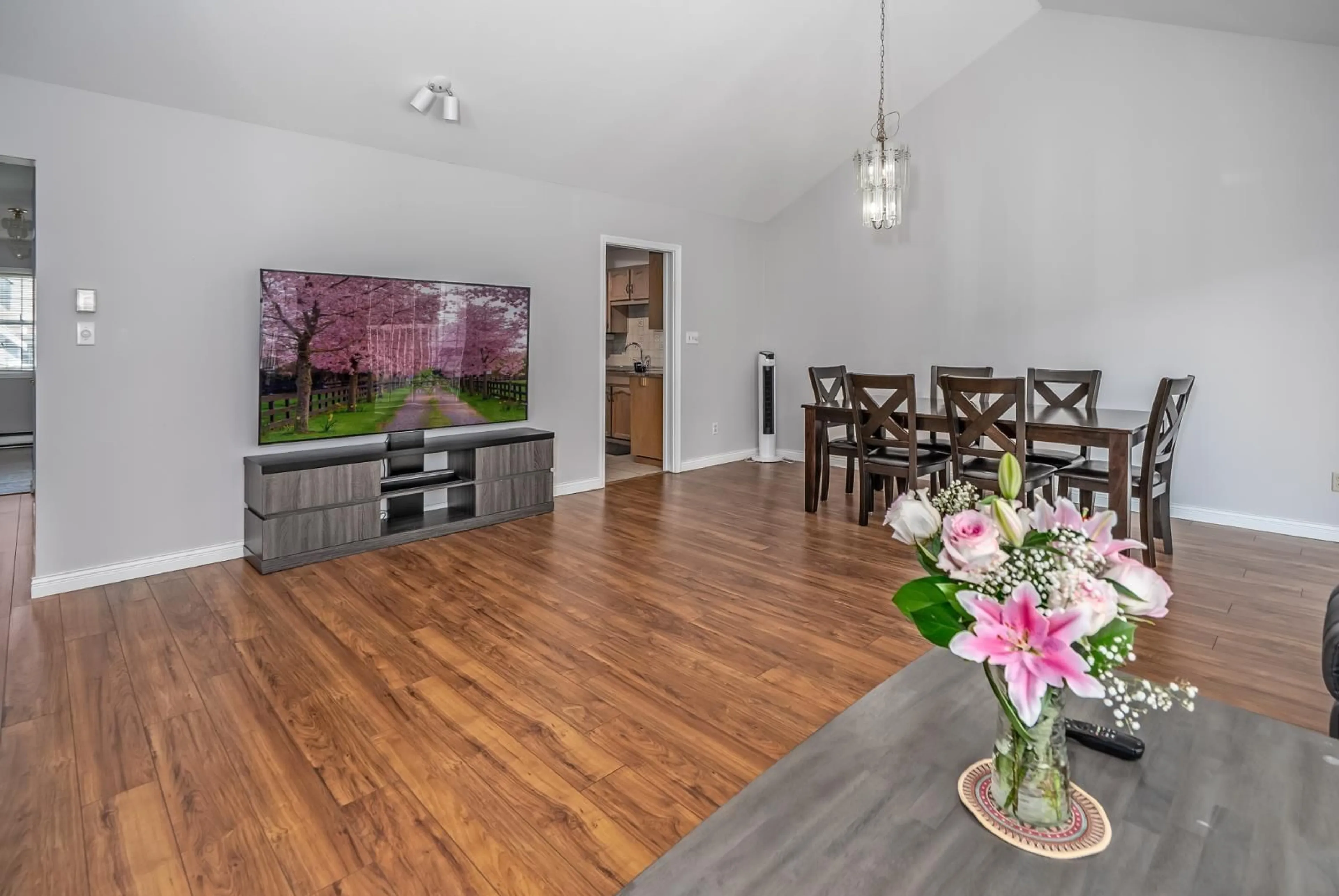 Dining room, wood/laminate floor for 504 - 9123 154 STREET, Surrey British Columbia V3R9G8